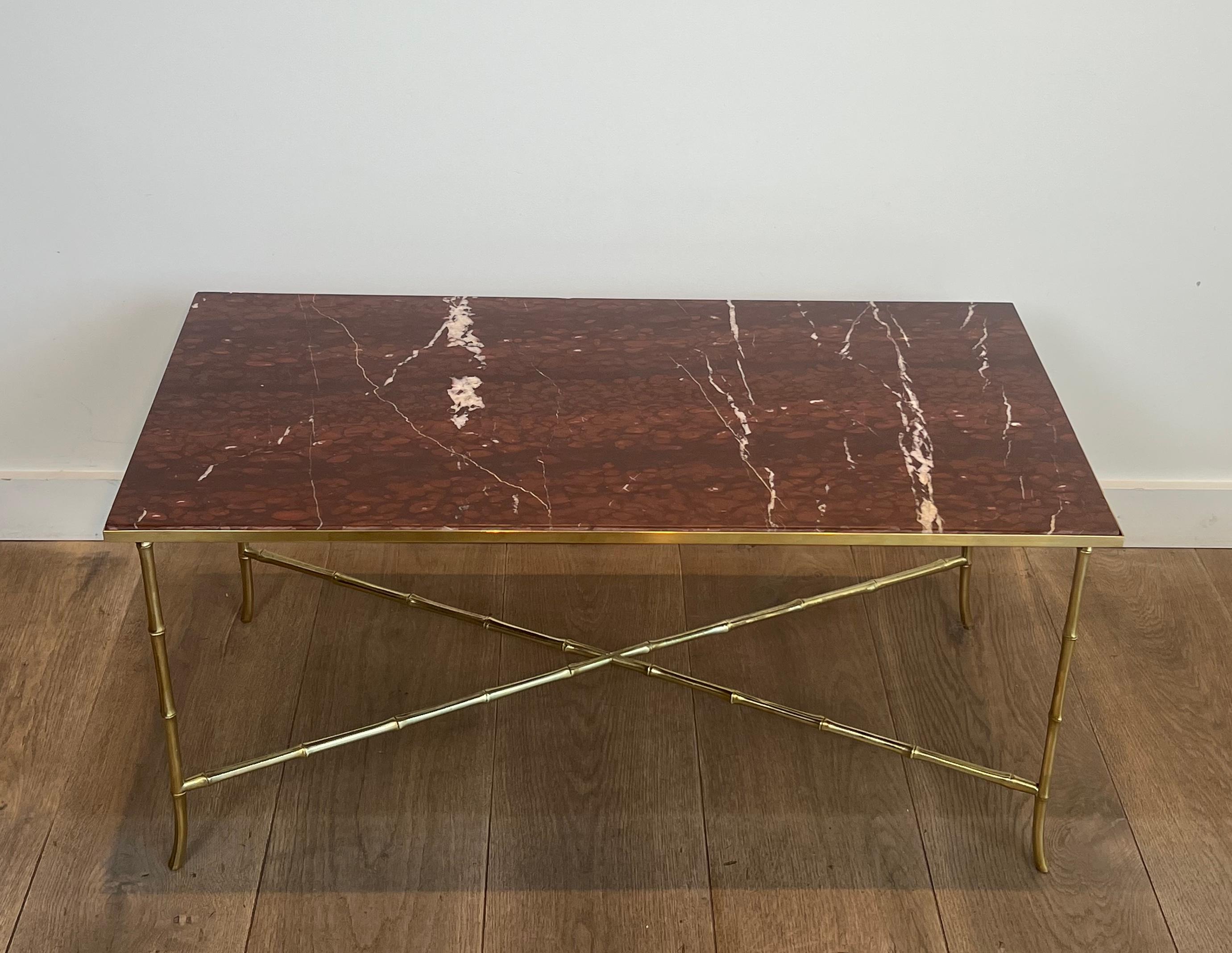 Mesa de centro de falso bambú bronce con tapa de mármol rojo by Maison Bagués Francés en venta