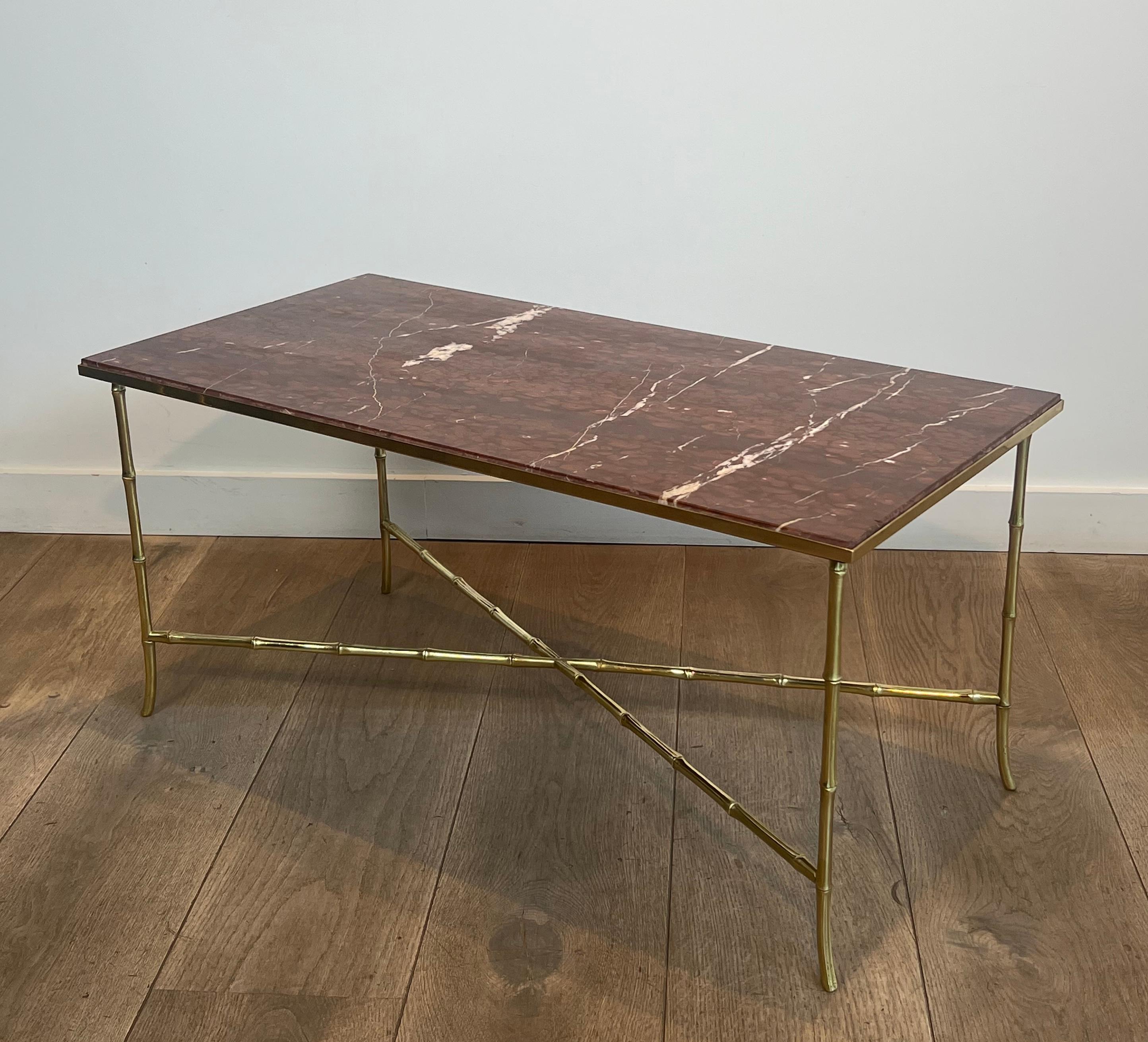 Mesa de centro de falso bambú bronce con tapa de mármol rojo by Maison Bagués mediados del siglo XX en venta