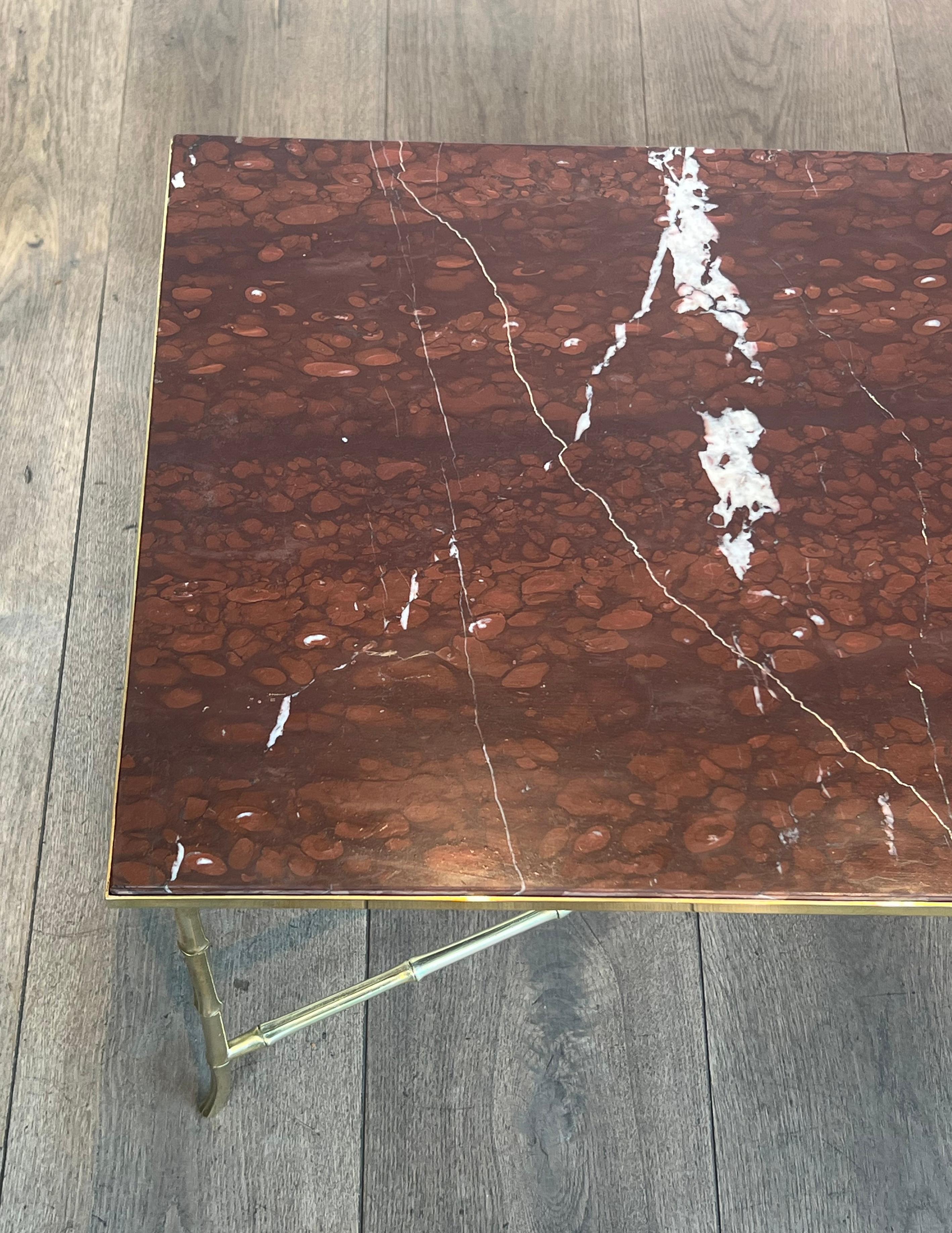 Mesa de centro de falso bambú bronce con tapa de mármol rojo by Maison Bagués Bronce en venta