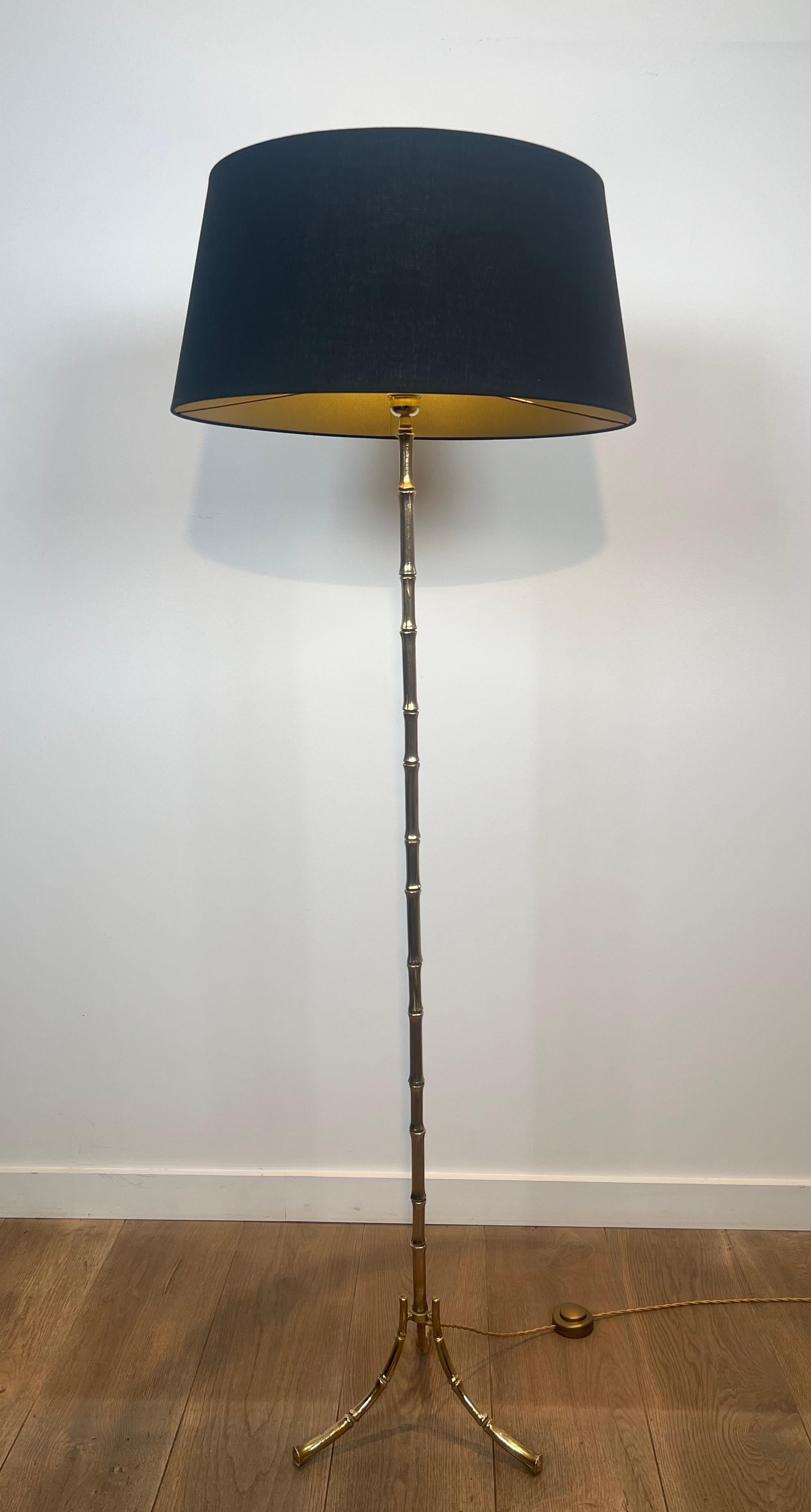 Esta bonita lámpara de pie de imitación de bambú está hecha de bronce. Se trata de una obra francesa de la Maison Bagués. Alrededor de 1940