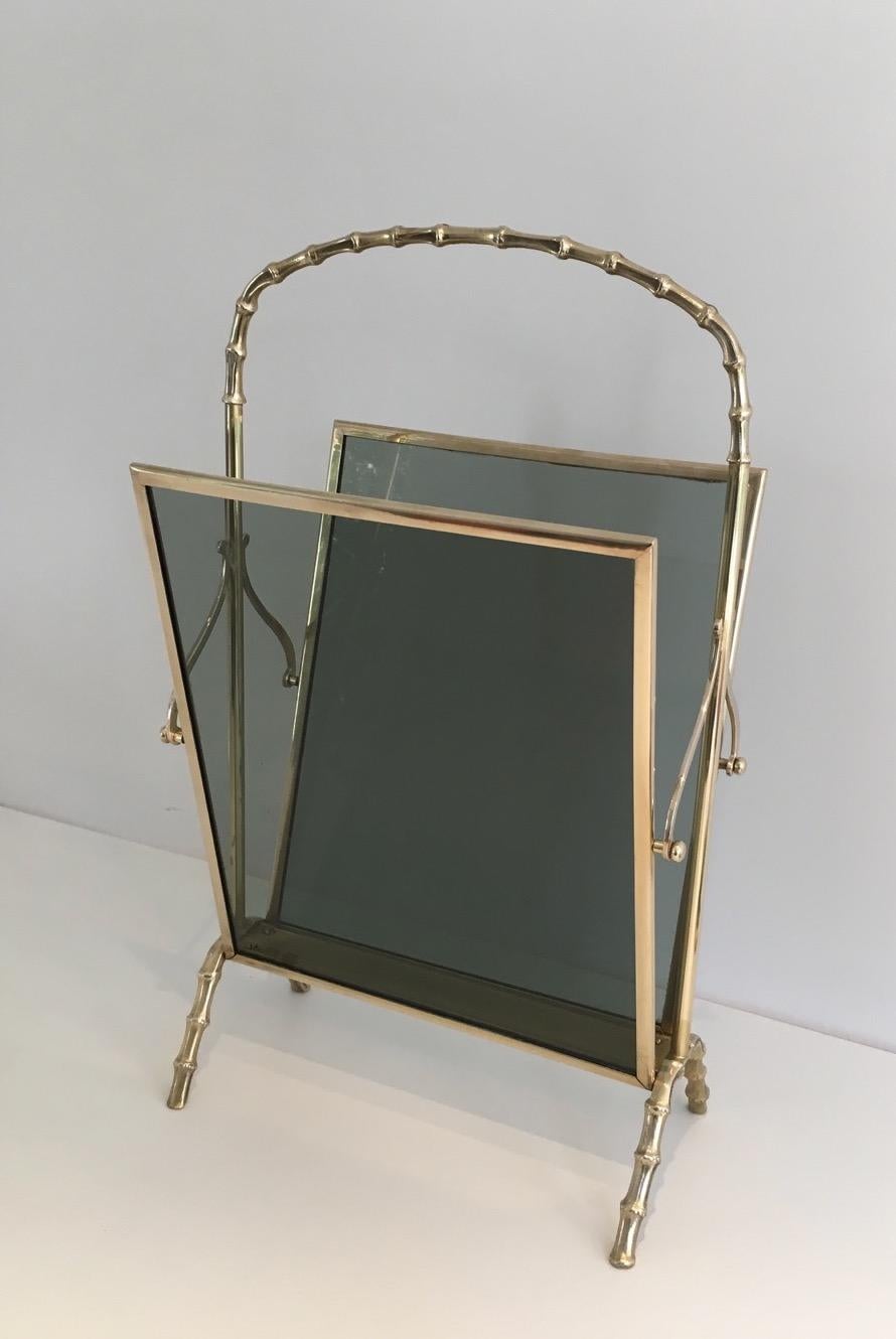 Ce magnifique porte-revues en faux bambou est en bronze avec des panneaux en verre bleuâtre de chaque côté. La qualité de cette pièce est très fine. Il s'agit d'une œuvre française de la Maison Baguès. Circa 1940