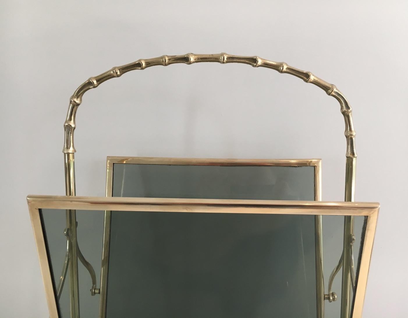 Français Porte-revues en faux bambou et bronze par Maison Baguès en vente