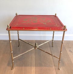 Table d'appoint en bronze imitation bambou avec plateau laqué rouge et décoré de dorures, vers 1940