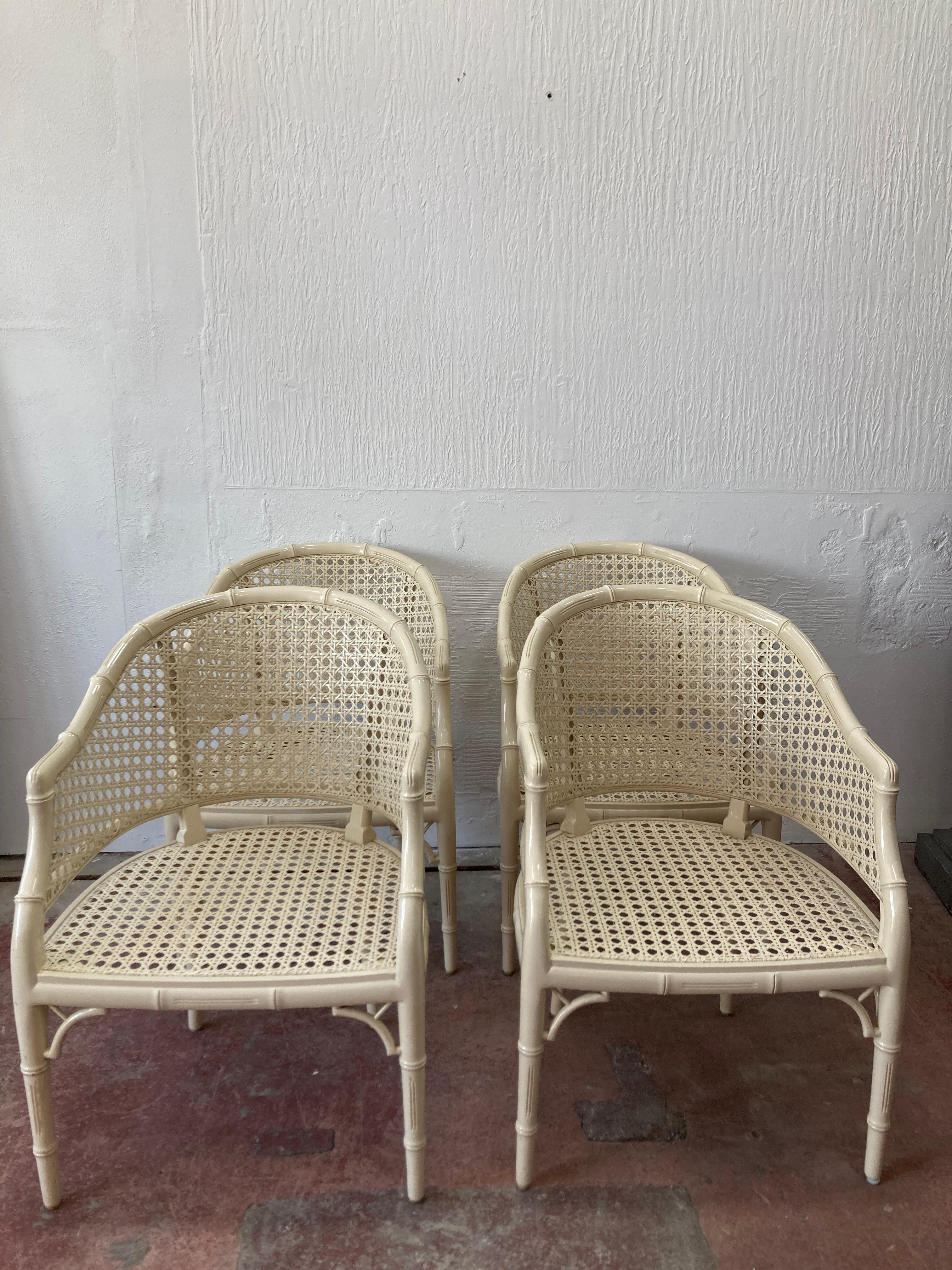 Ensemble de quatre chaises de salle à manger françaises, en bois laqué. Ils sont réalisés en faux bambou avec une assise et des côtés en cannage blanc. Ces chaises ont une assise généreuse (assez large pour une personne de grande taille) et