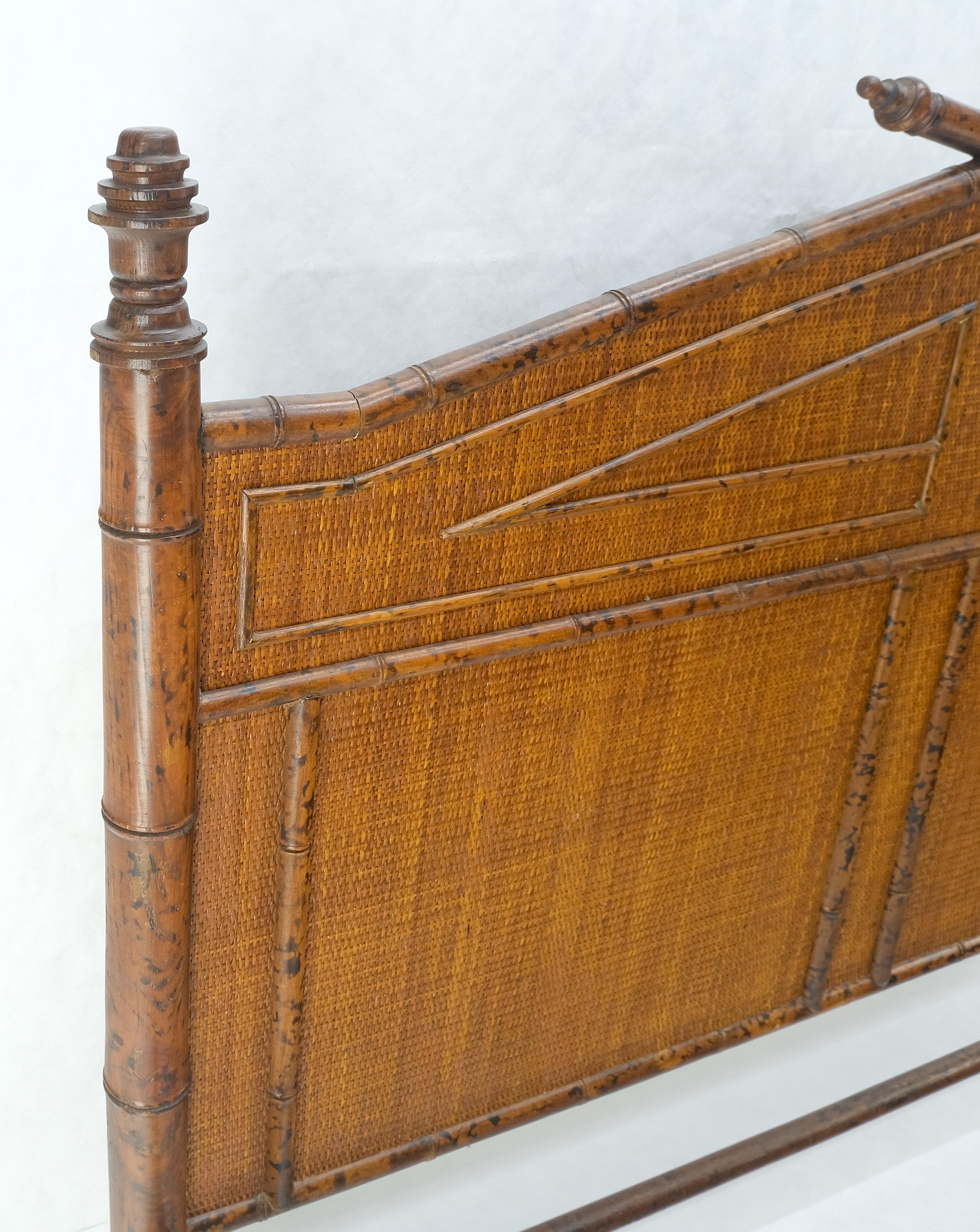 Inconnu Table de chevet Queen Size restaurée en faux bambou canne Bloomingdales MINT en vente