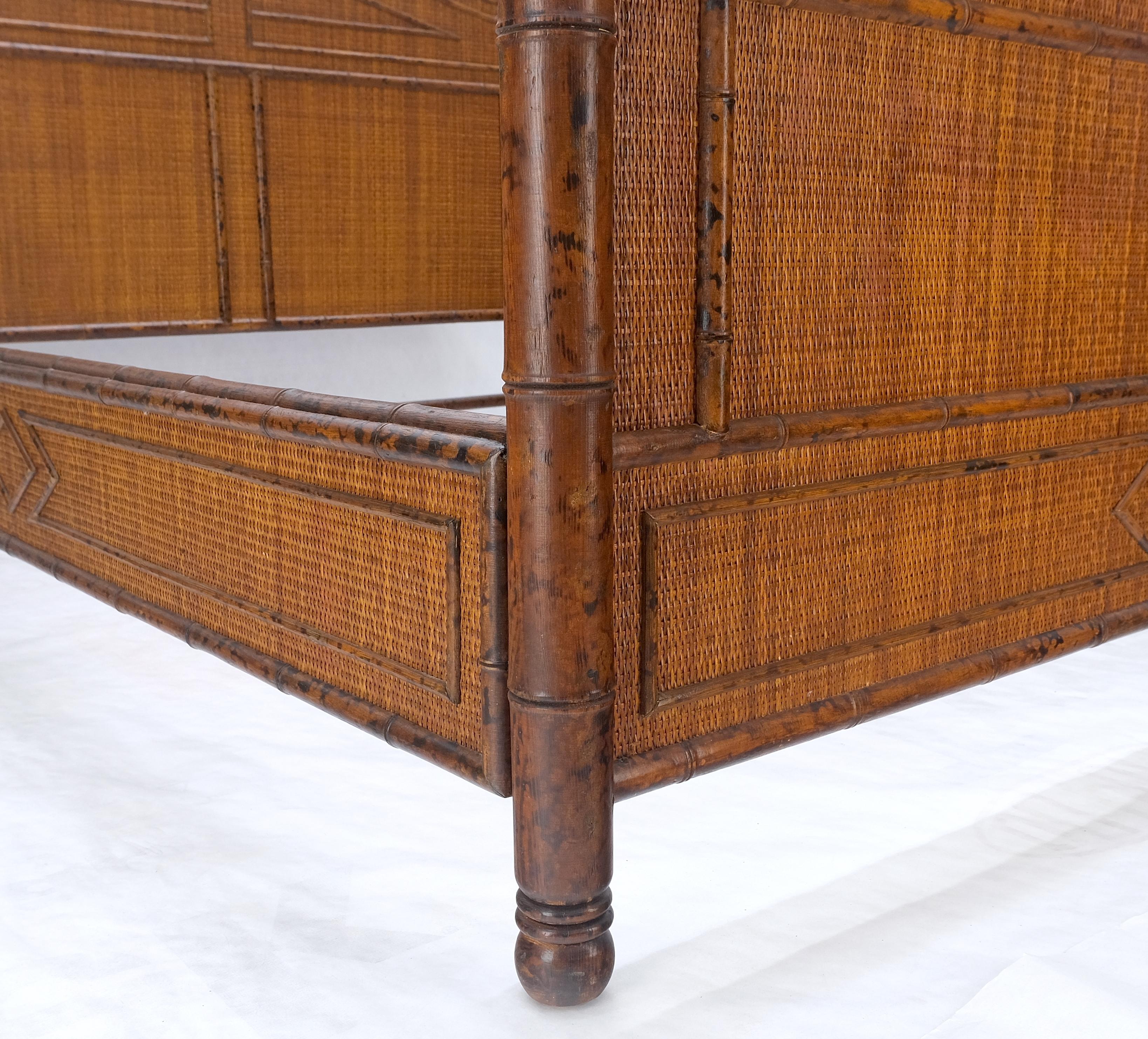 Laqué Table de chevet Queen Size restaurée en faux bambou canne Bloomingdales MINT en vente