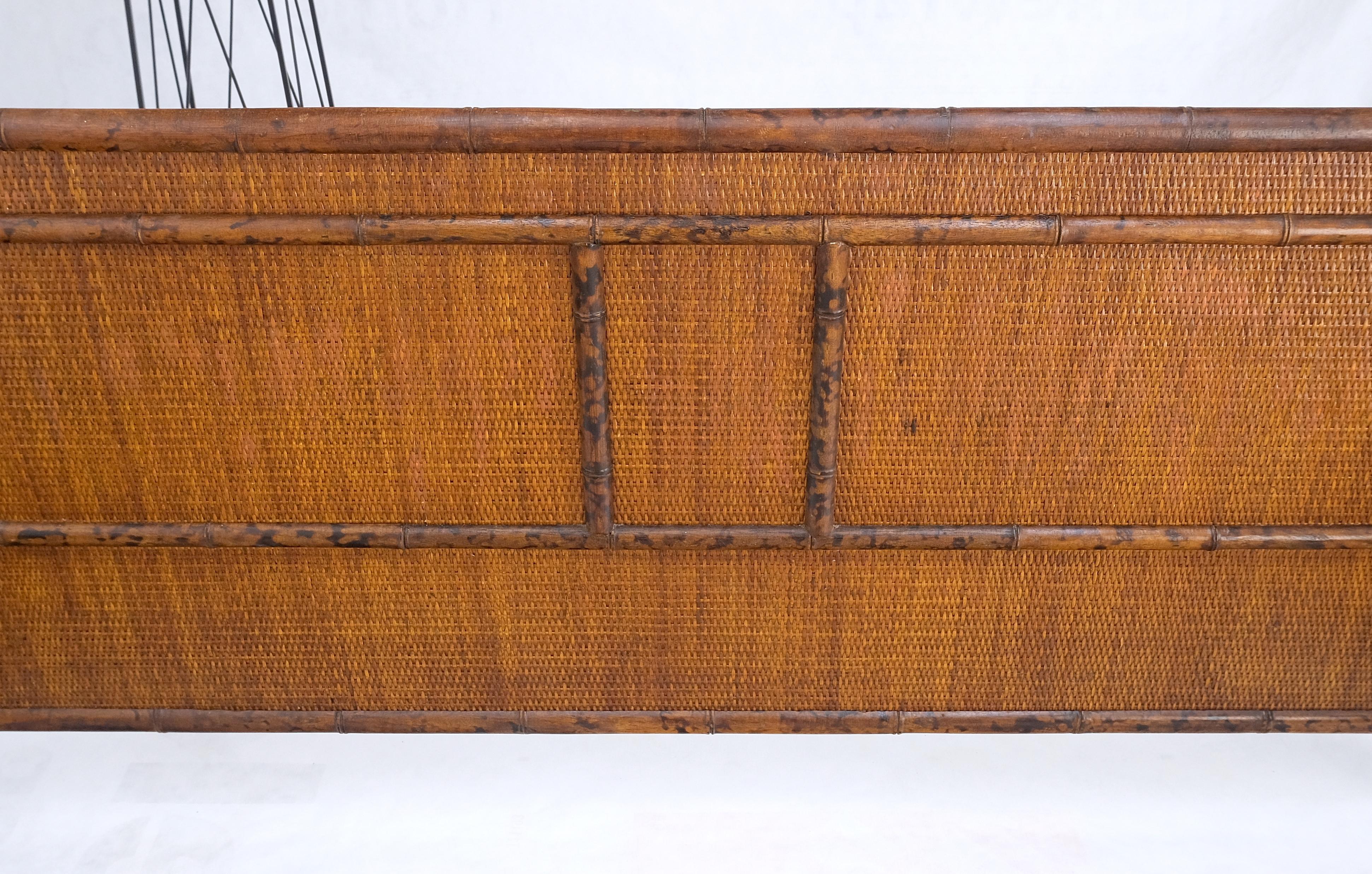 20ième siècle Table de chevet Queen Size restaurée en faux bambou canne Bloomingdales MINT en vente