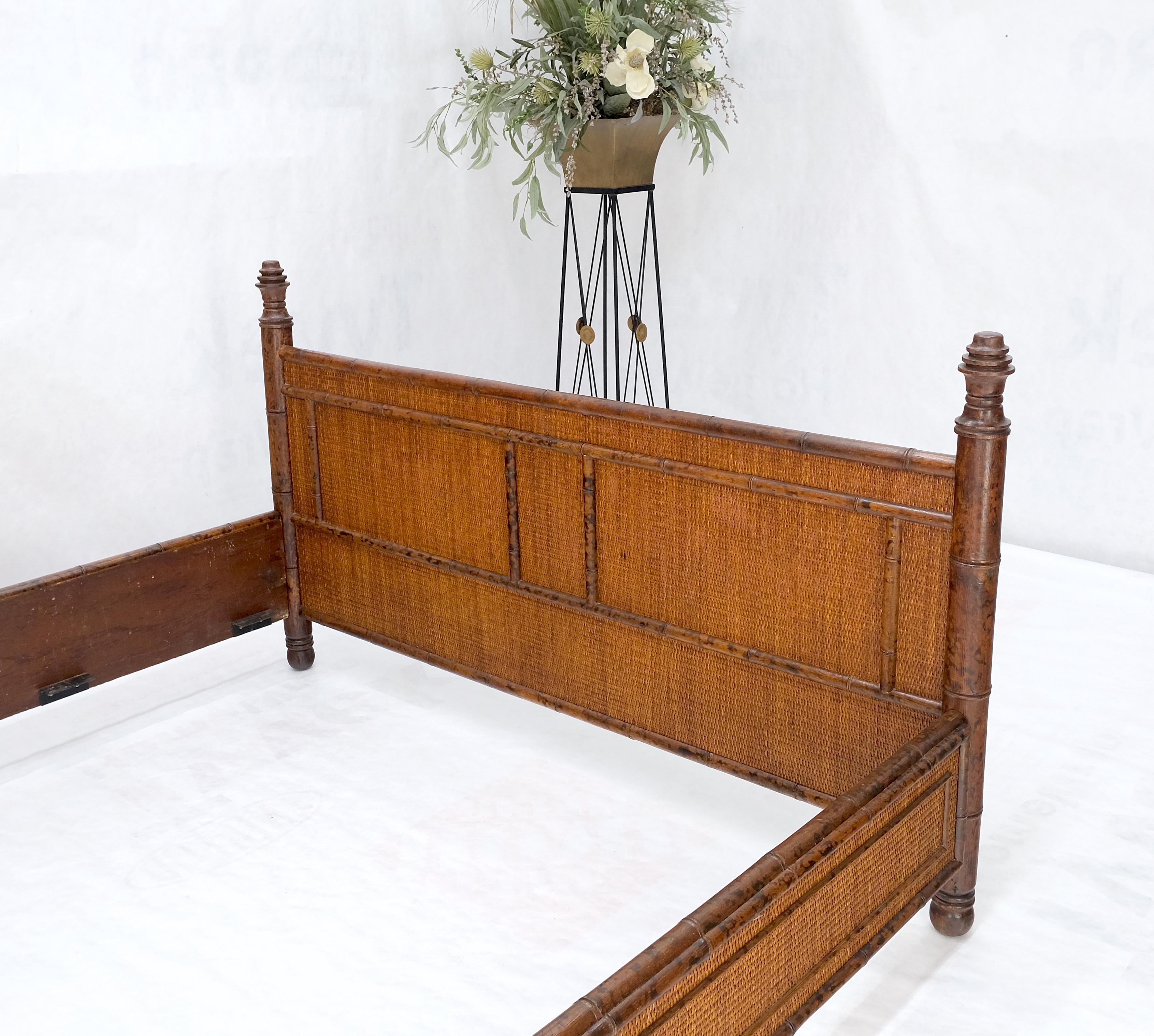 Restauriertes Queen Size Kopfteil-Fußteil-Bett aus Kunstbambusschilfrohr und Schilfrohr Bloomingdales MINT im Angebot 1