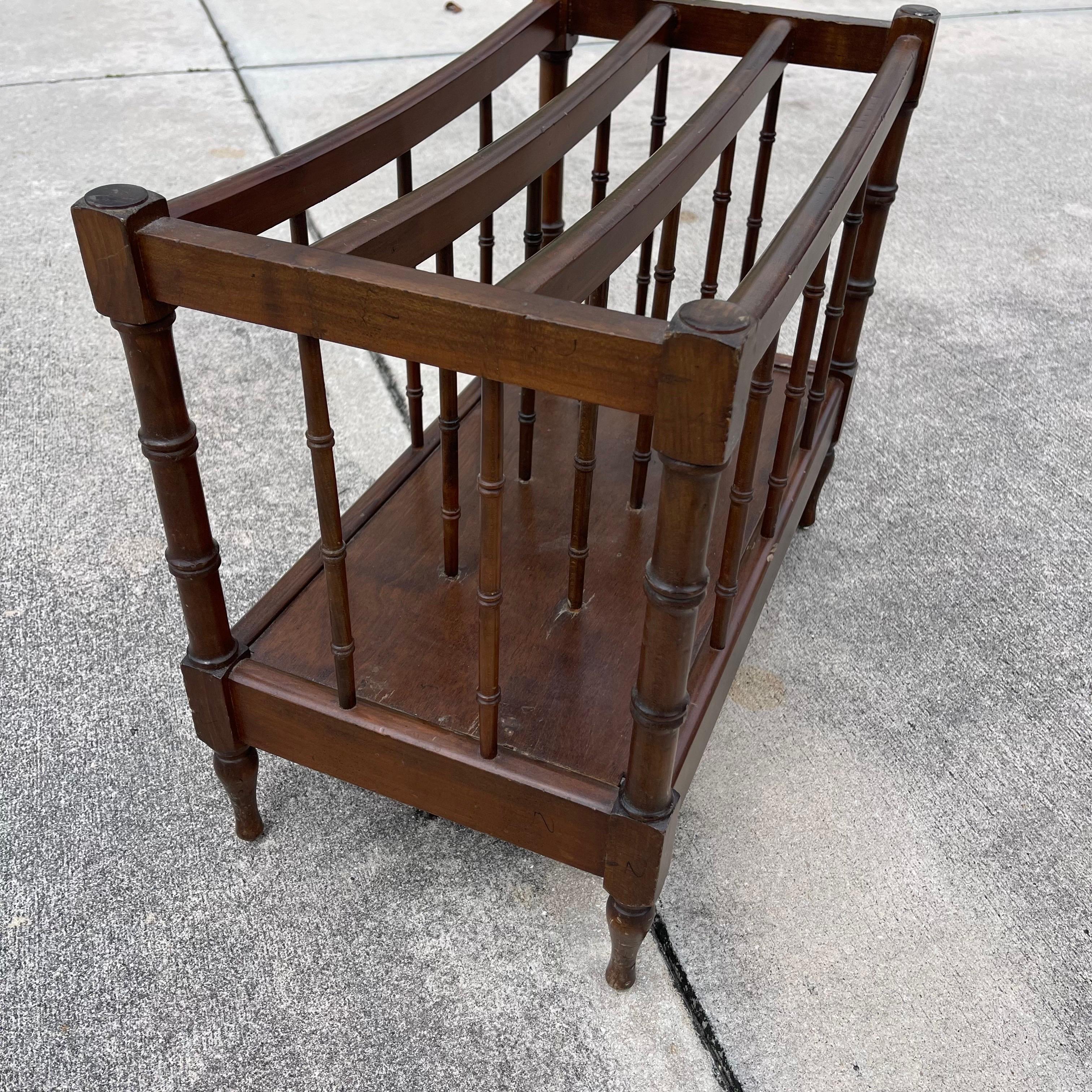 Portariviste in legno stile Canterbury in finto bambù di Trouvailles Furniture in vendita 5