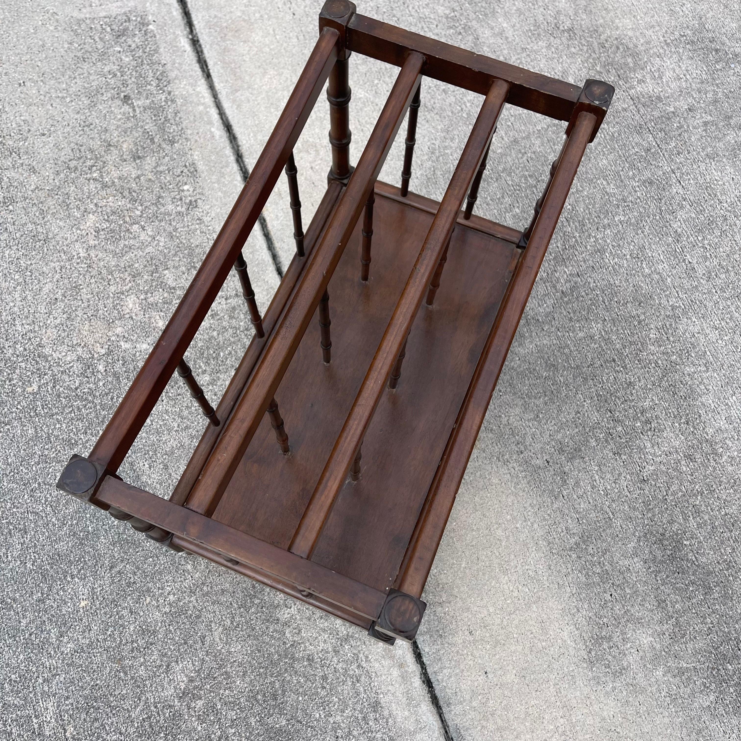 Portariviste in legno stile Canterbury in finto bambù di Trouvailles Furniture in vendita 6