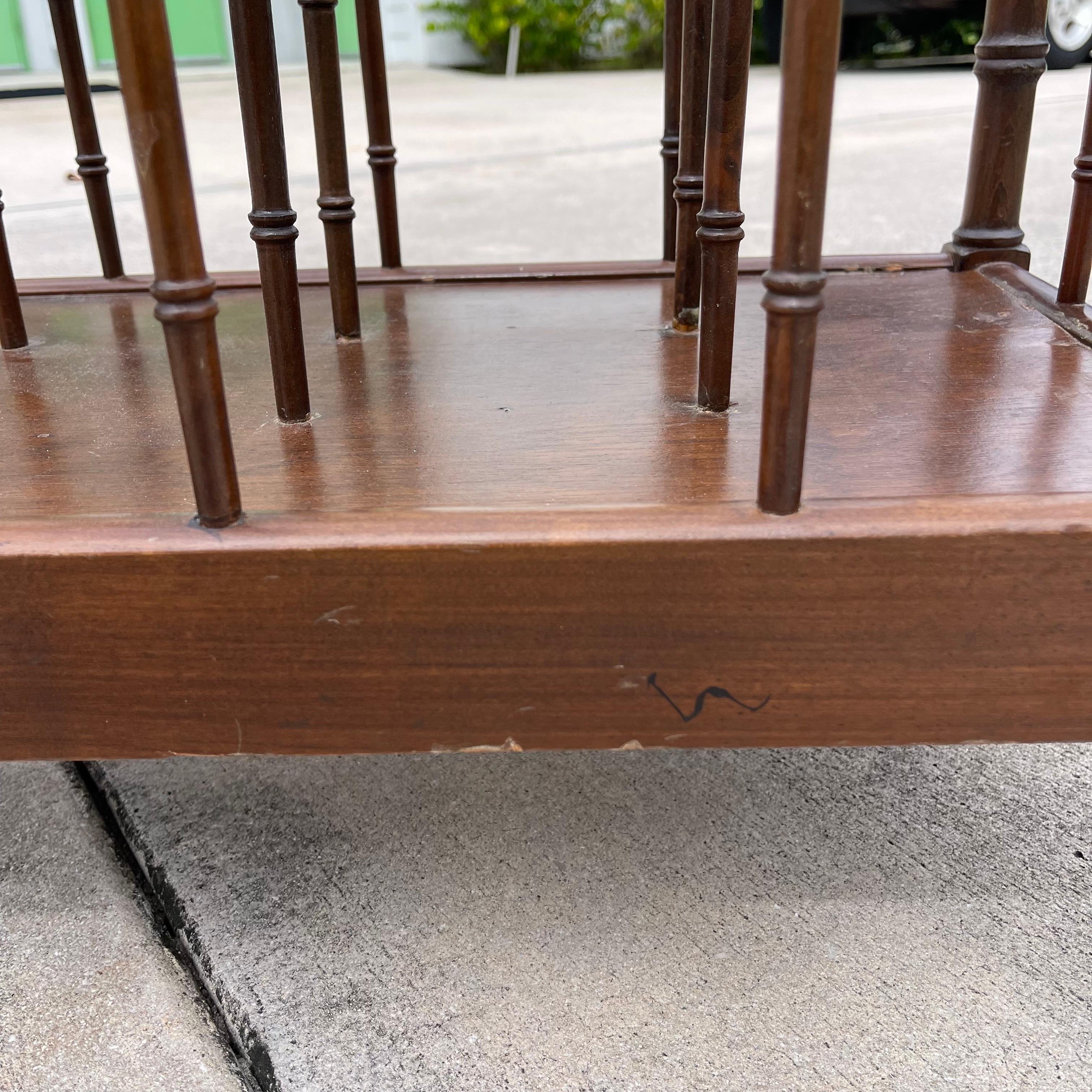 XX secolo Portariviste in legno stile Canterbury in finto bambù di Trouvailles Furniture in vendita