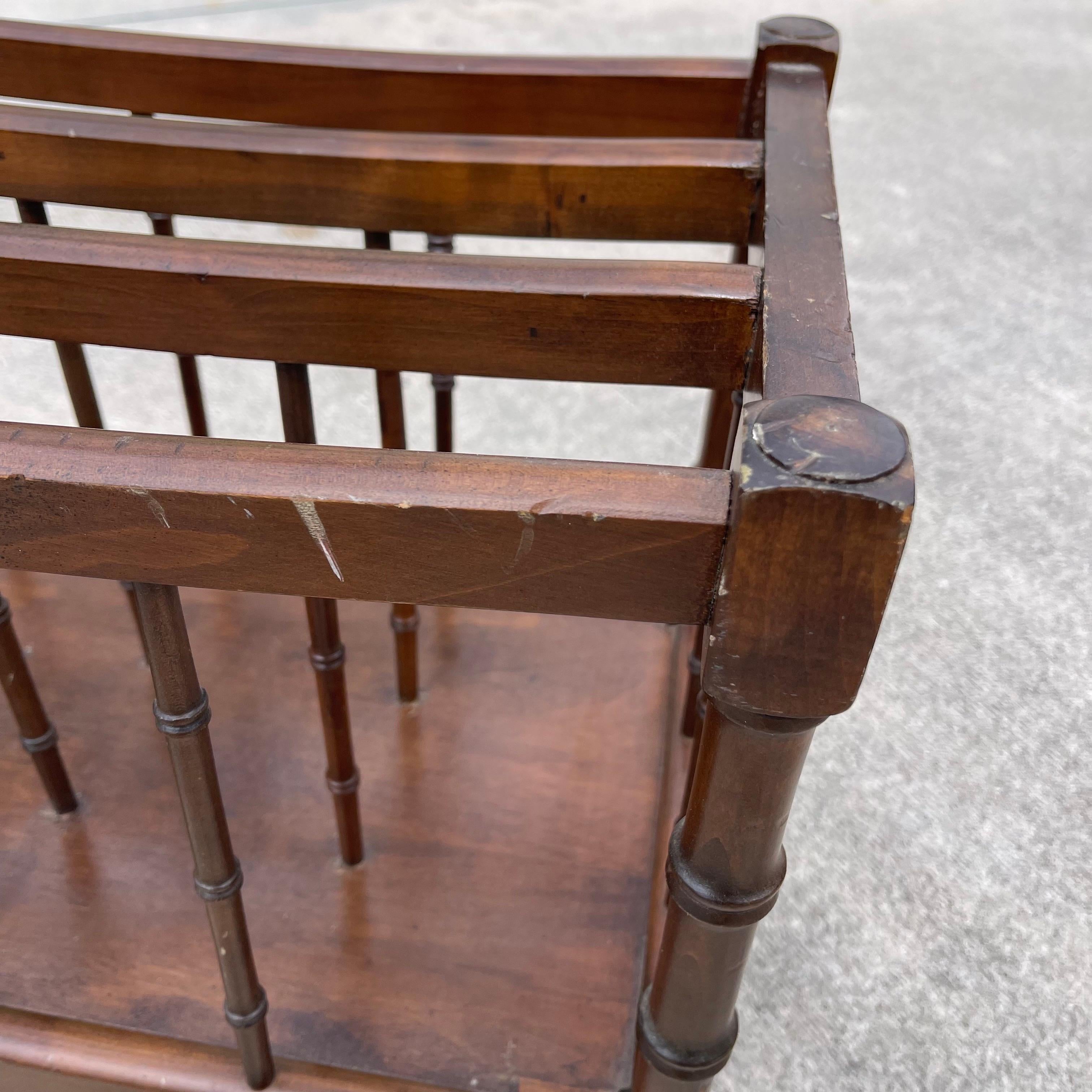 Portariviste in legno stile Canterbury in finto bambù di Trouvailles Furniture in vendita 2