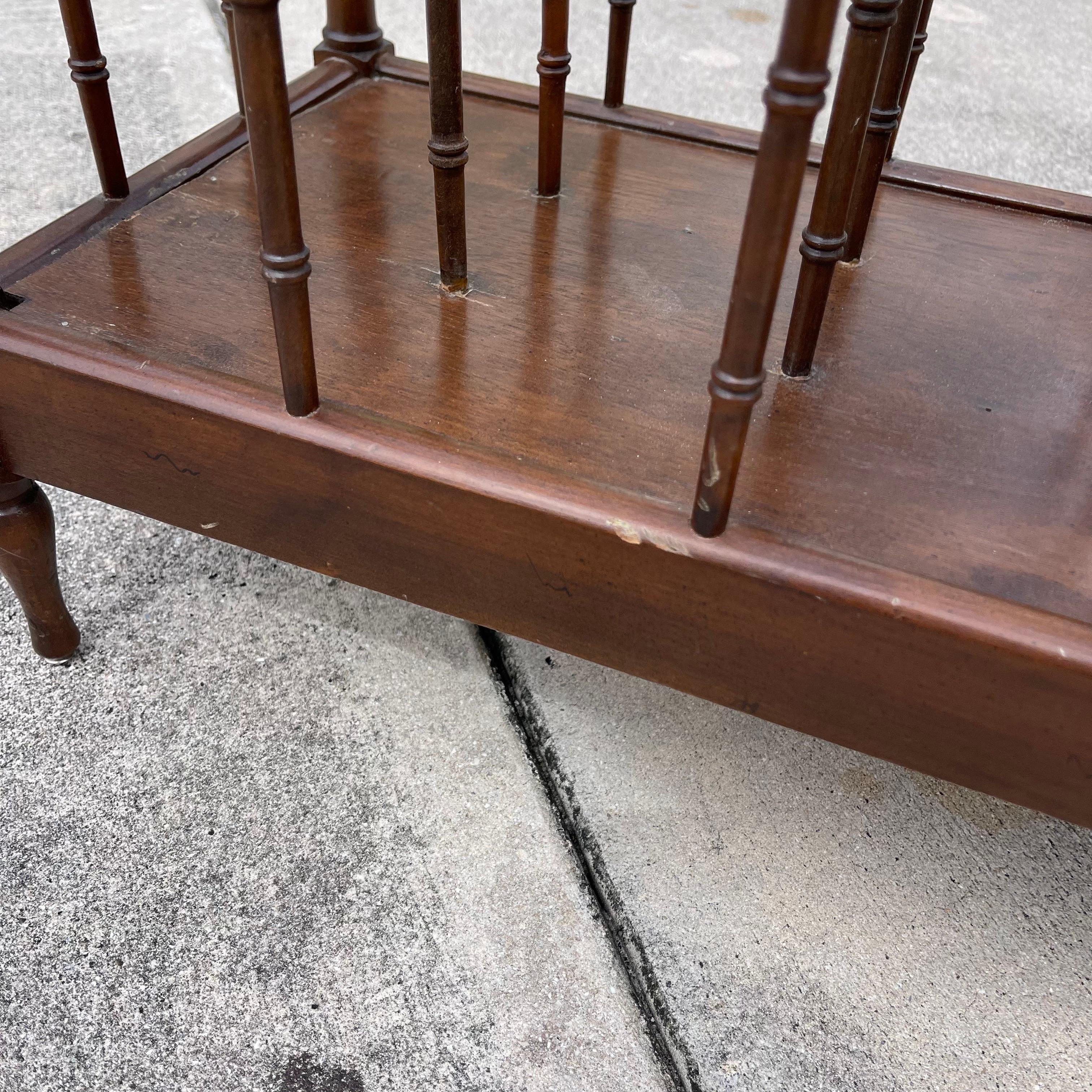 Portariviste in legno stile Canterbury in finto bambù di Trouvailles Furniture in vendita 3