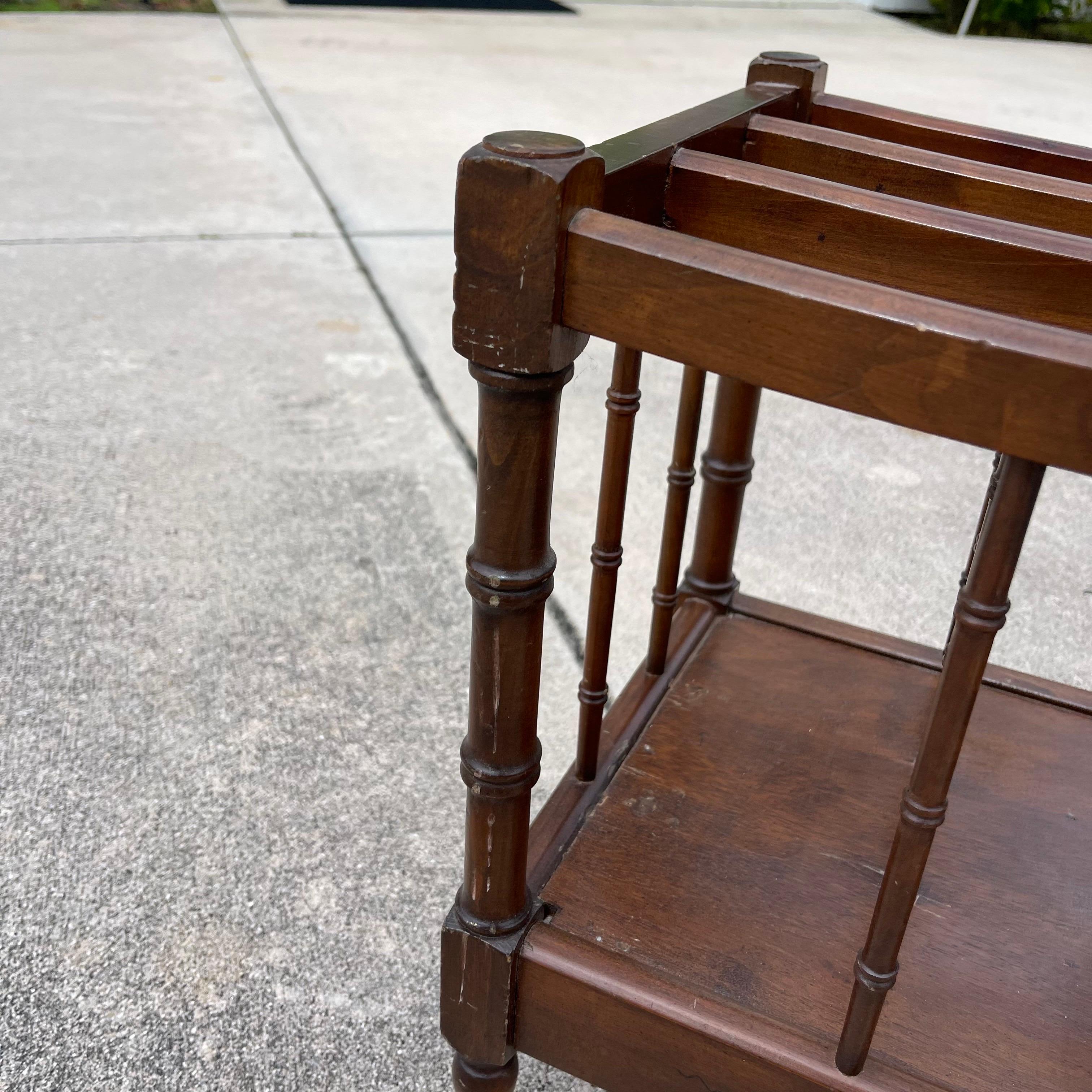 Portariviste in legno stile Canterbury in finto bambù di Trouvailles Furniture in vendita 4