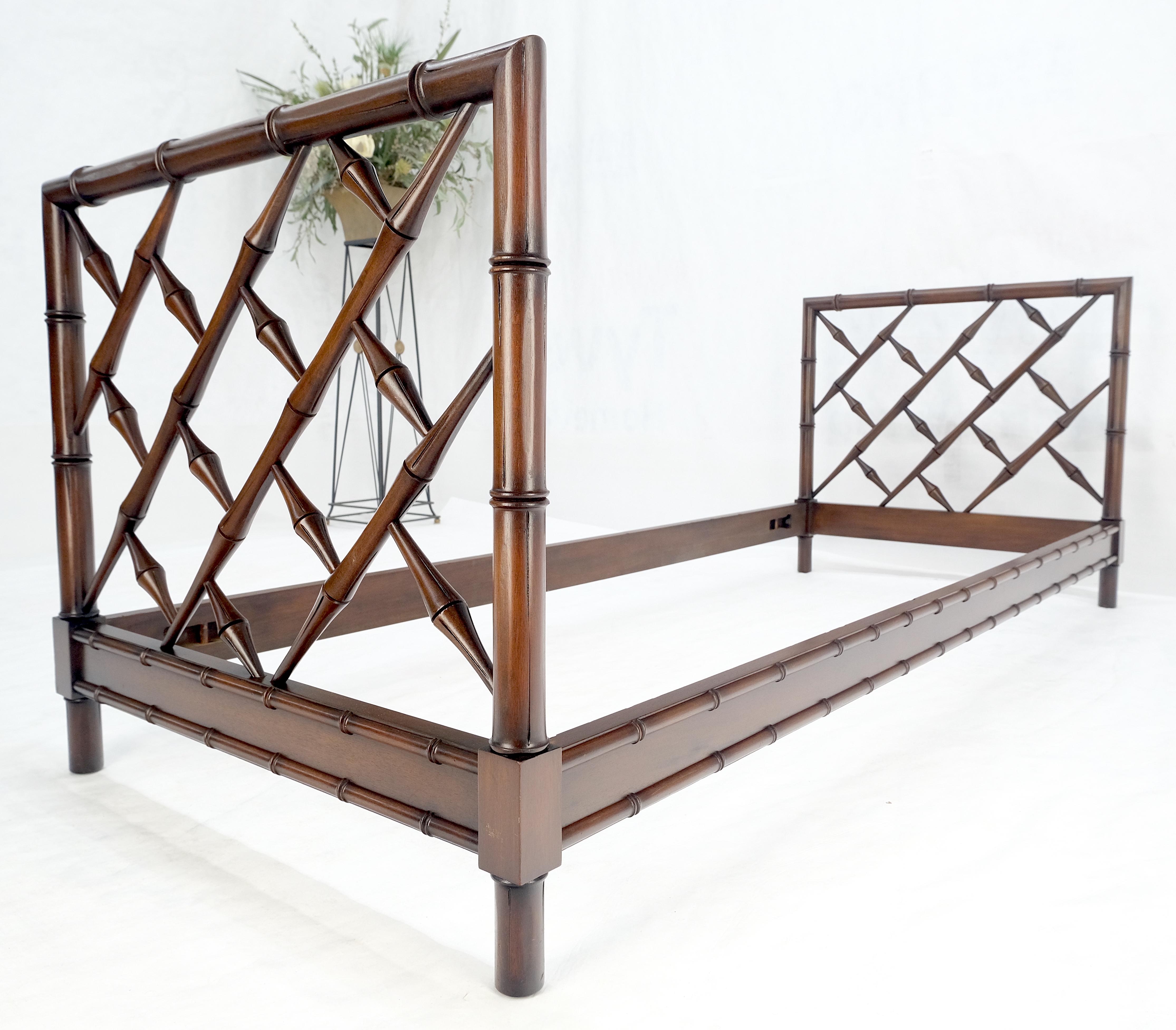 Faux Bambou Carved Wood Rails Decorative Daybed Sofa Bench Frame MINT ! en vente 3