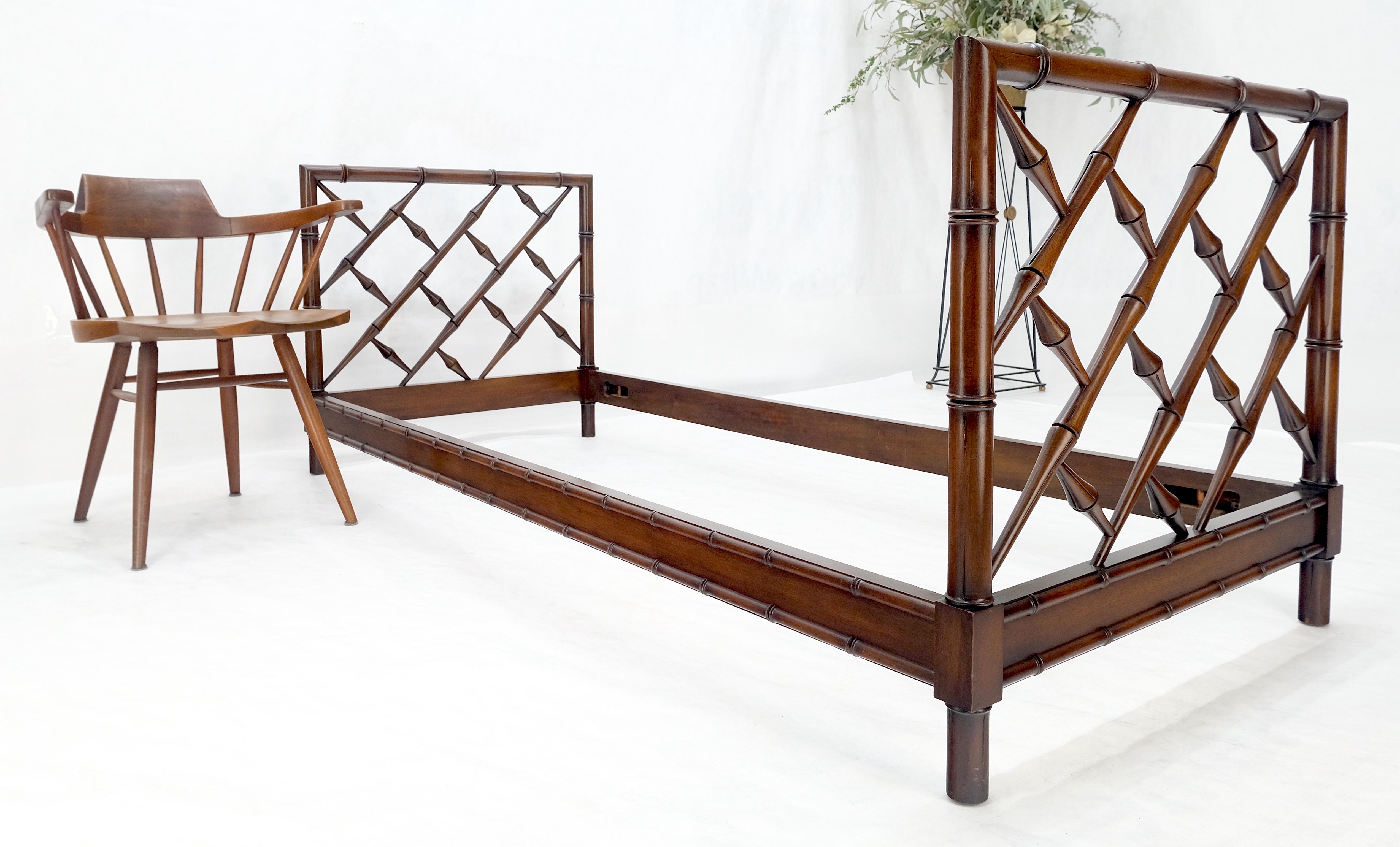 Faux Bambou Carved Wood Rails Decorative Daybed Sofa Bench Frame MINT ! en vente 5