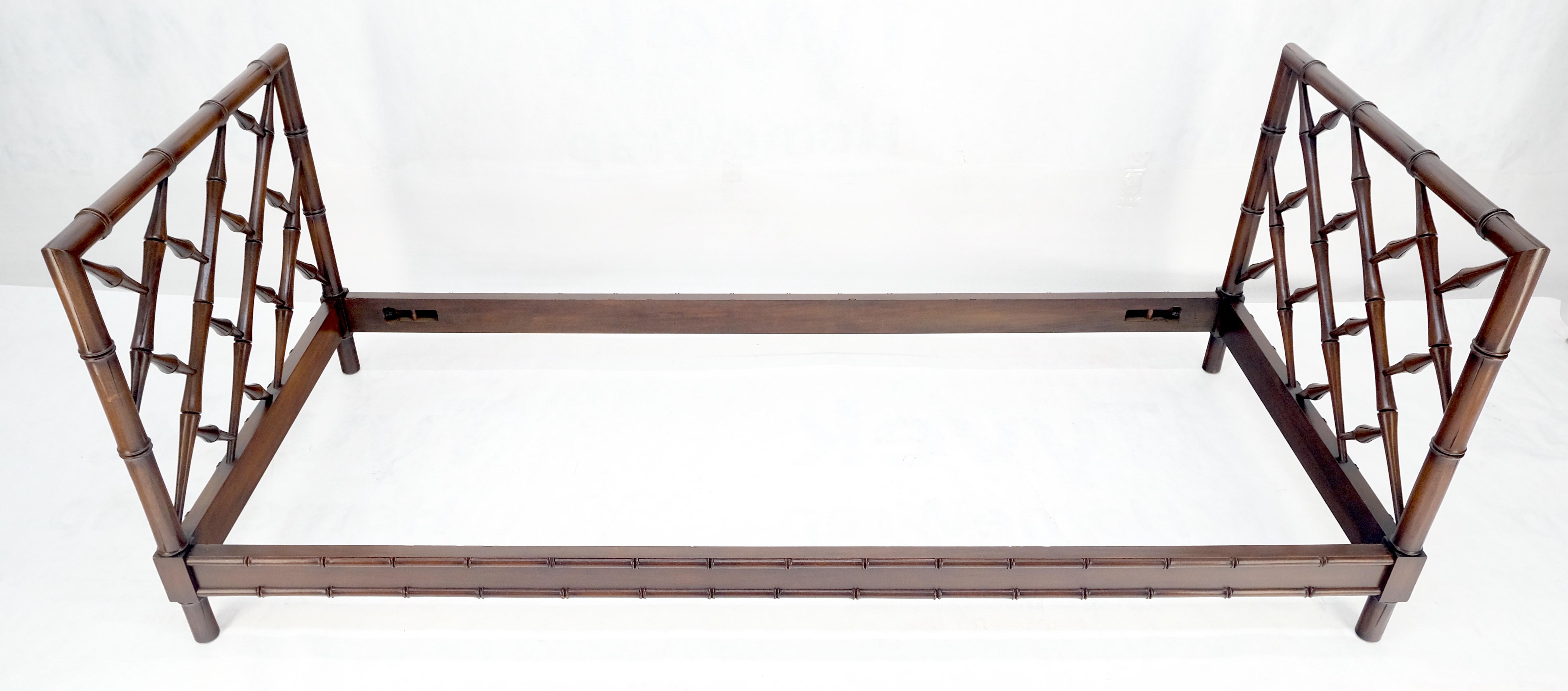 Faux Bambou Carved Wood Rails Decorative Daybed Sofa Bench Frame MINT ! en vente 7