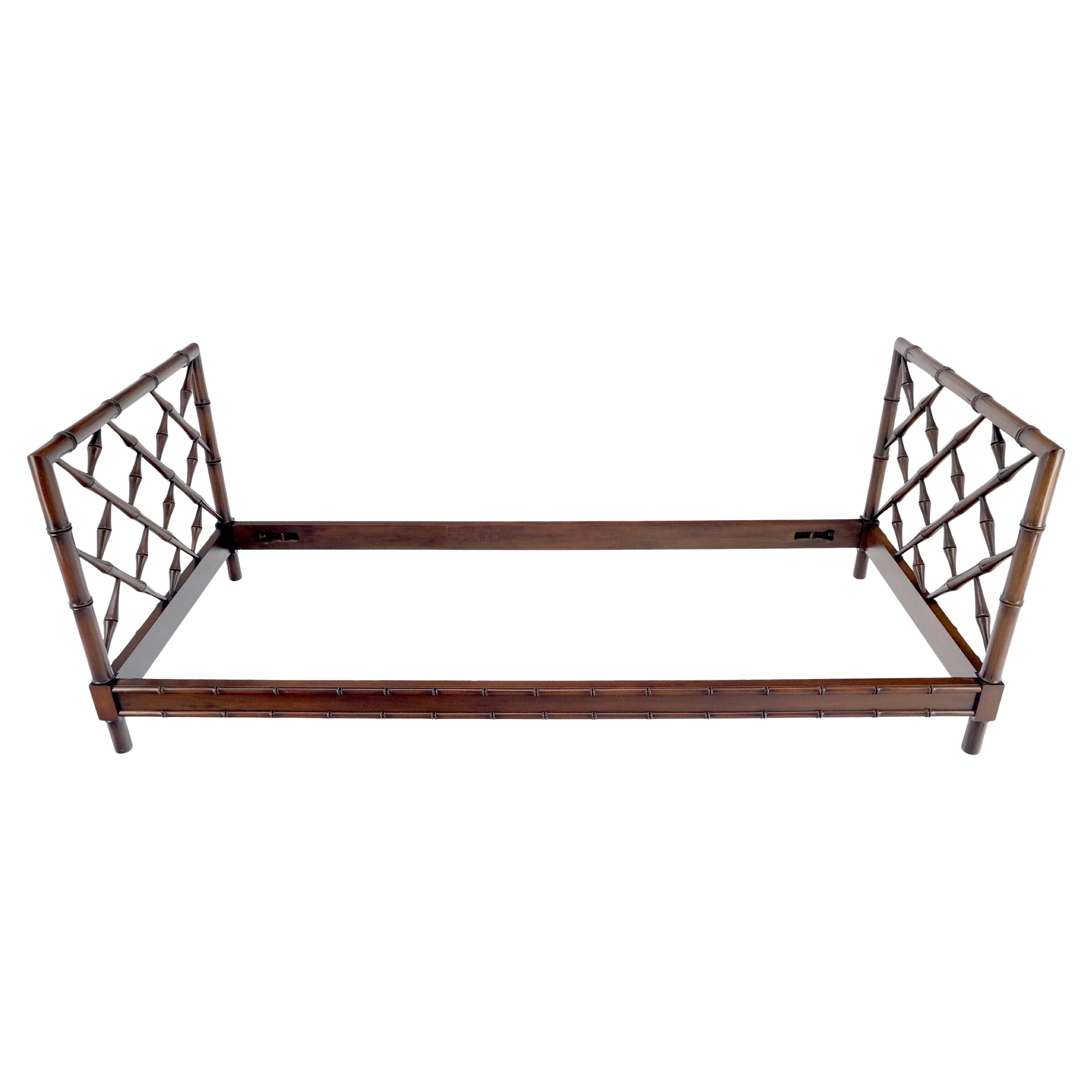Sculpté Faux Bambou Carved Wood Rails Decorative Daybed Sofa Bench Frame MINT ! en vente