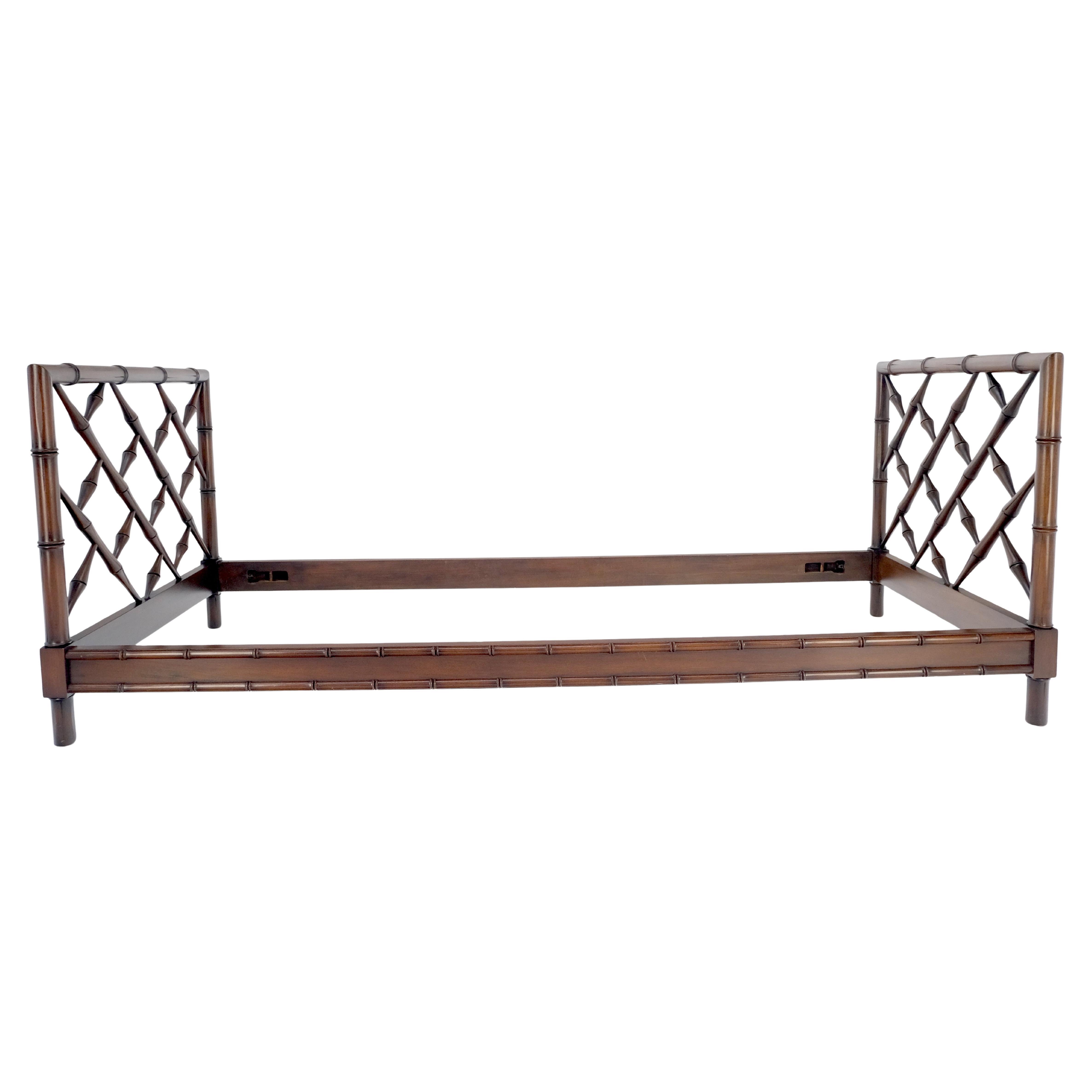 Faux Bambou Carved Wood Rails Decorative Daybed Sofa Bench Frame MINT ! Excellent état - En vente à Rockaway, NJ