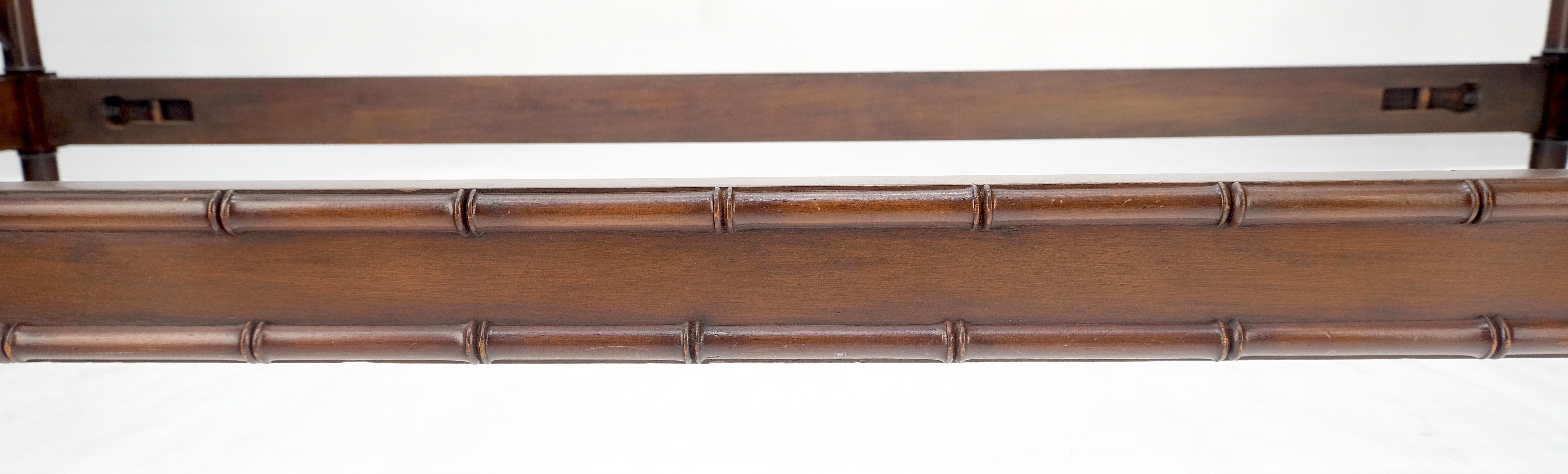 20ième siècle Faux Bambou Carved Wood Rails Decorative Daybed Sofa Bench Frame MINT ! en vente