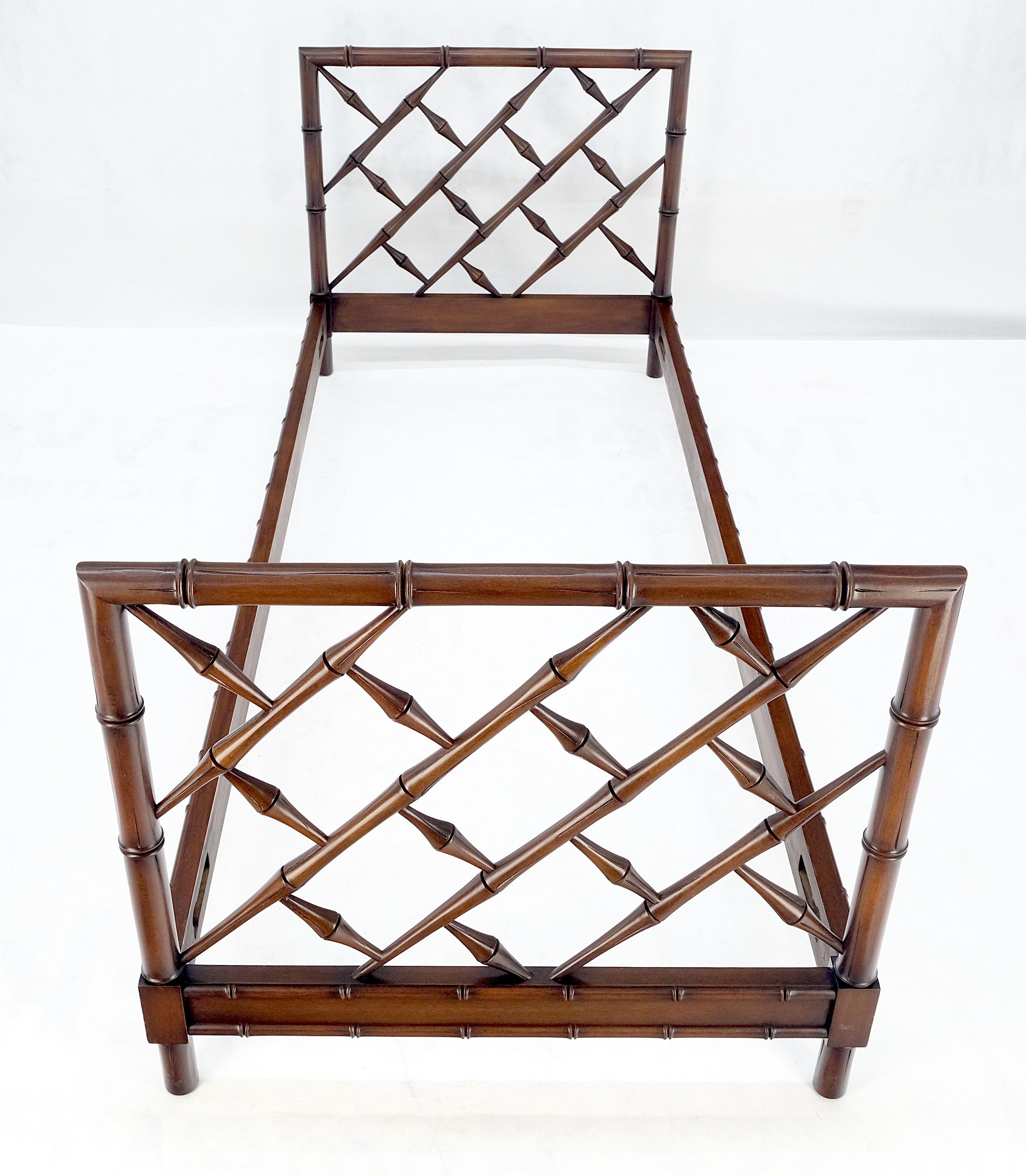 Noyer Faux Bambou Carved Wood Rails Decorative Daybed Sofa Bench Frame MINT ! en vente
