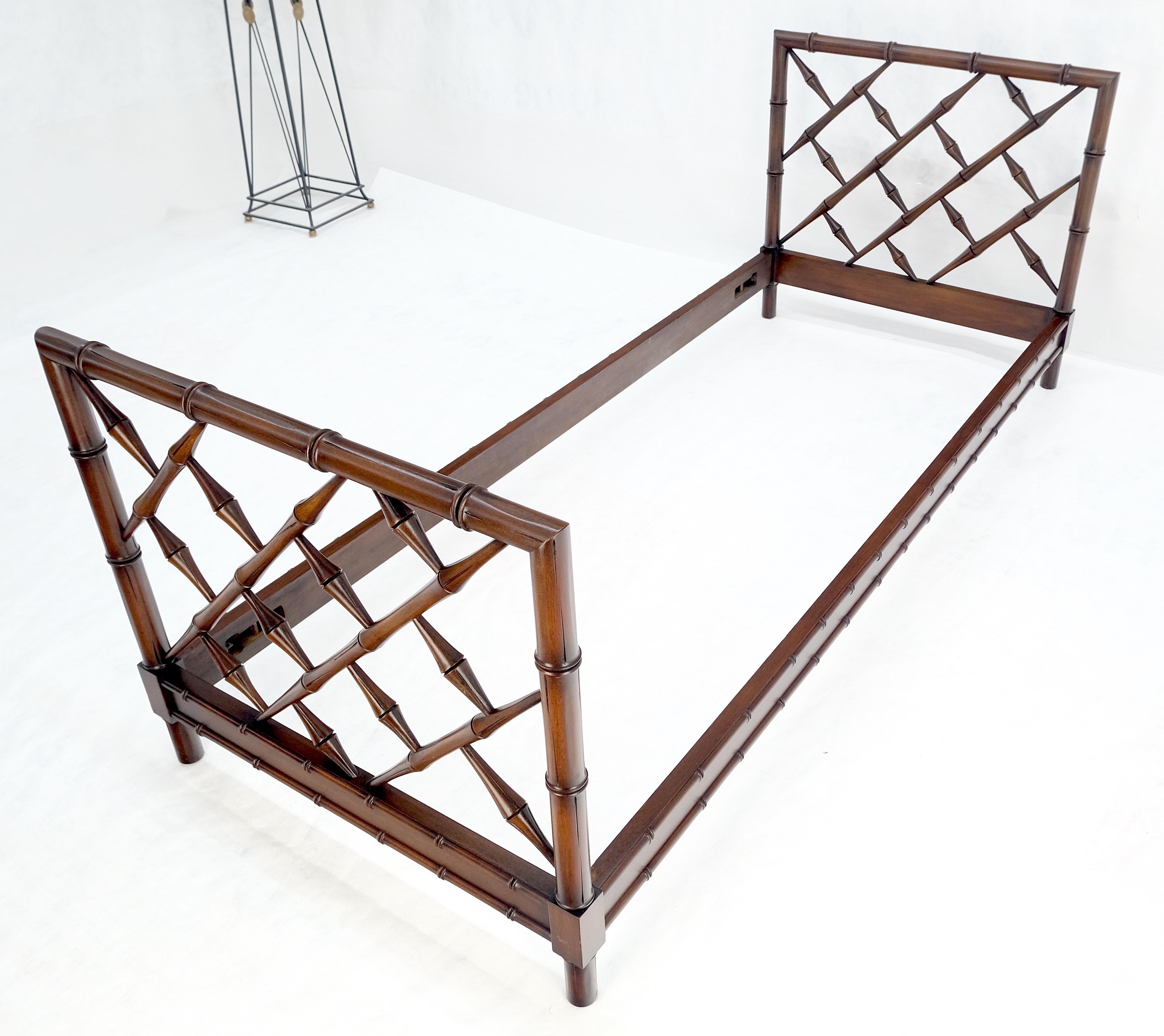 Faux Bambou Carved Wood Rails Decorative Daybed Sofa Bench Frame MINT ! en vente 2