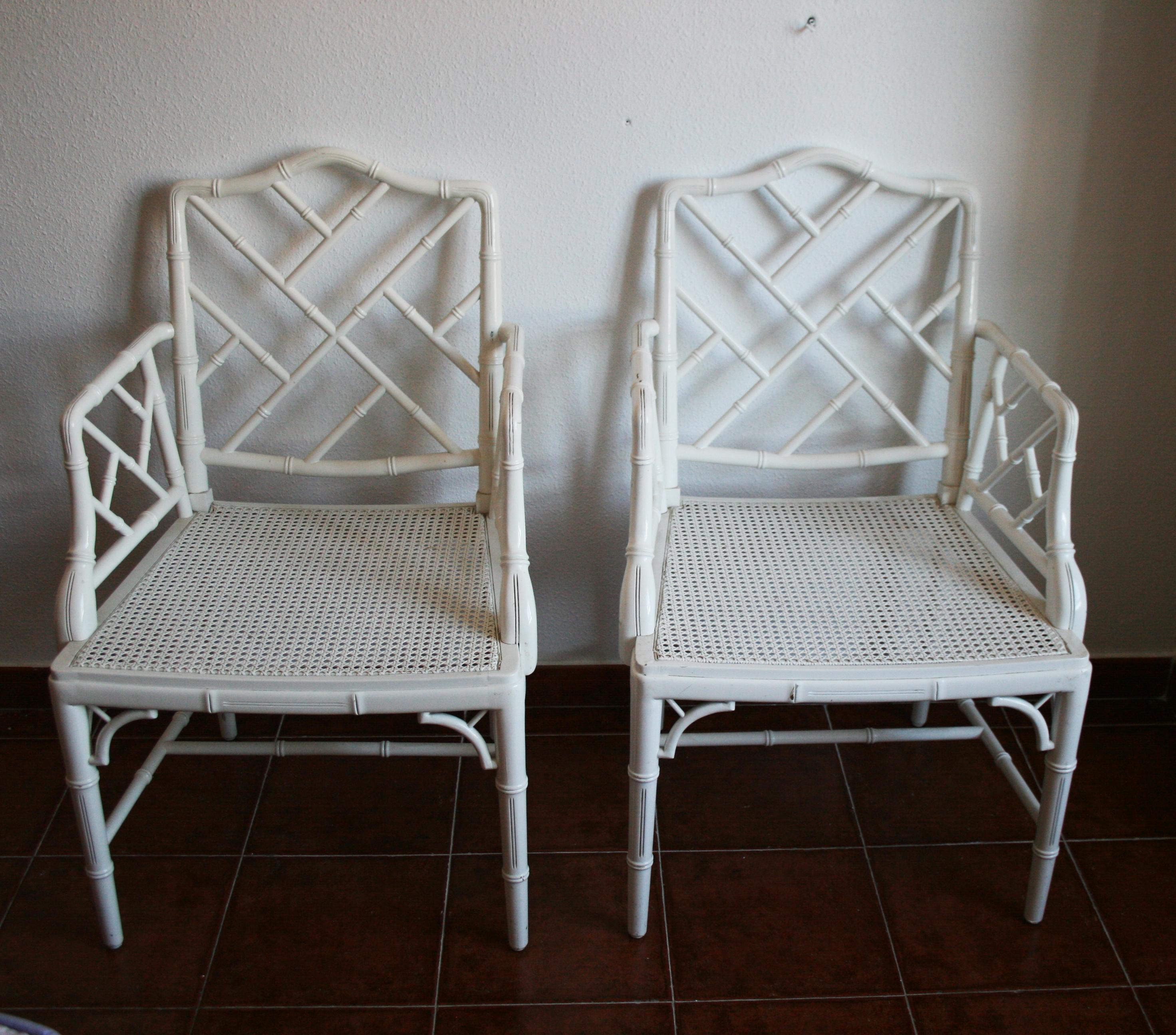 Midcentury Chinese Chippendale Faux Bamboo white Cane Chair


Midcetury wood dining chair or armchair in faux bamboo whit a white lacquered finish. 

Made in the Chinese Chippendale style with an open fretwork design on the back and sides in