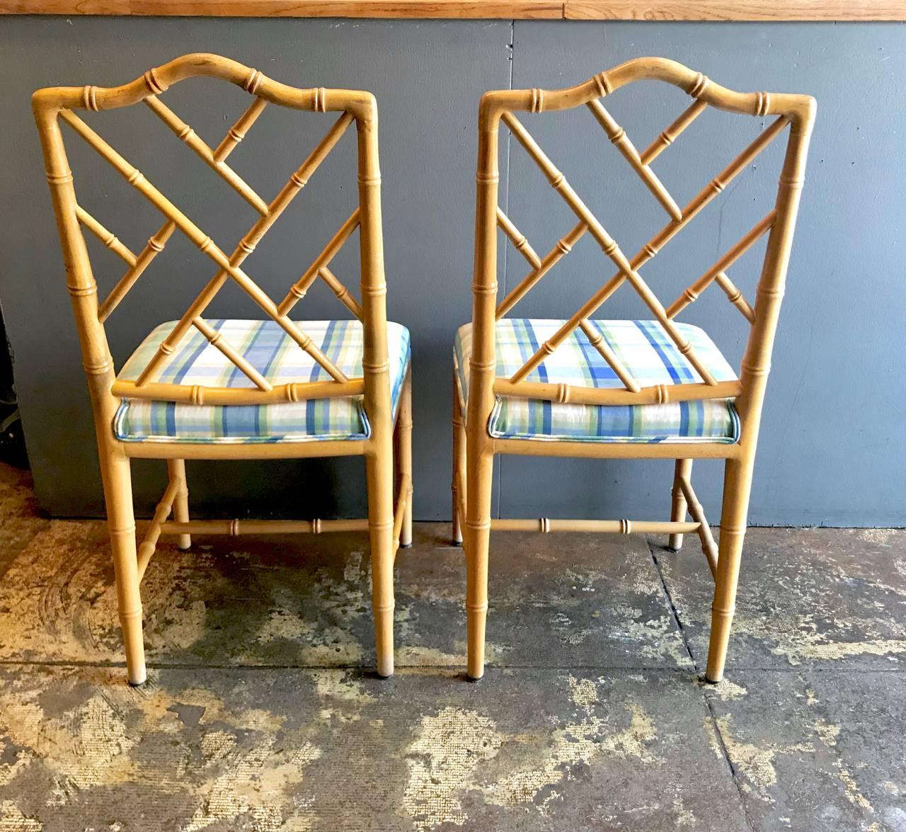 Il s'agit d'un superbe ensemble de quatre chaises de salle à manger ou d'appoint en faux bambou de style chinois Chippendale. Les chaises datent d'environ 1960 et sont toutes en excellent état d'origine. Ils ont conservé leur revêtement bleu des