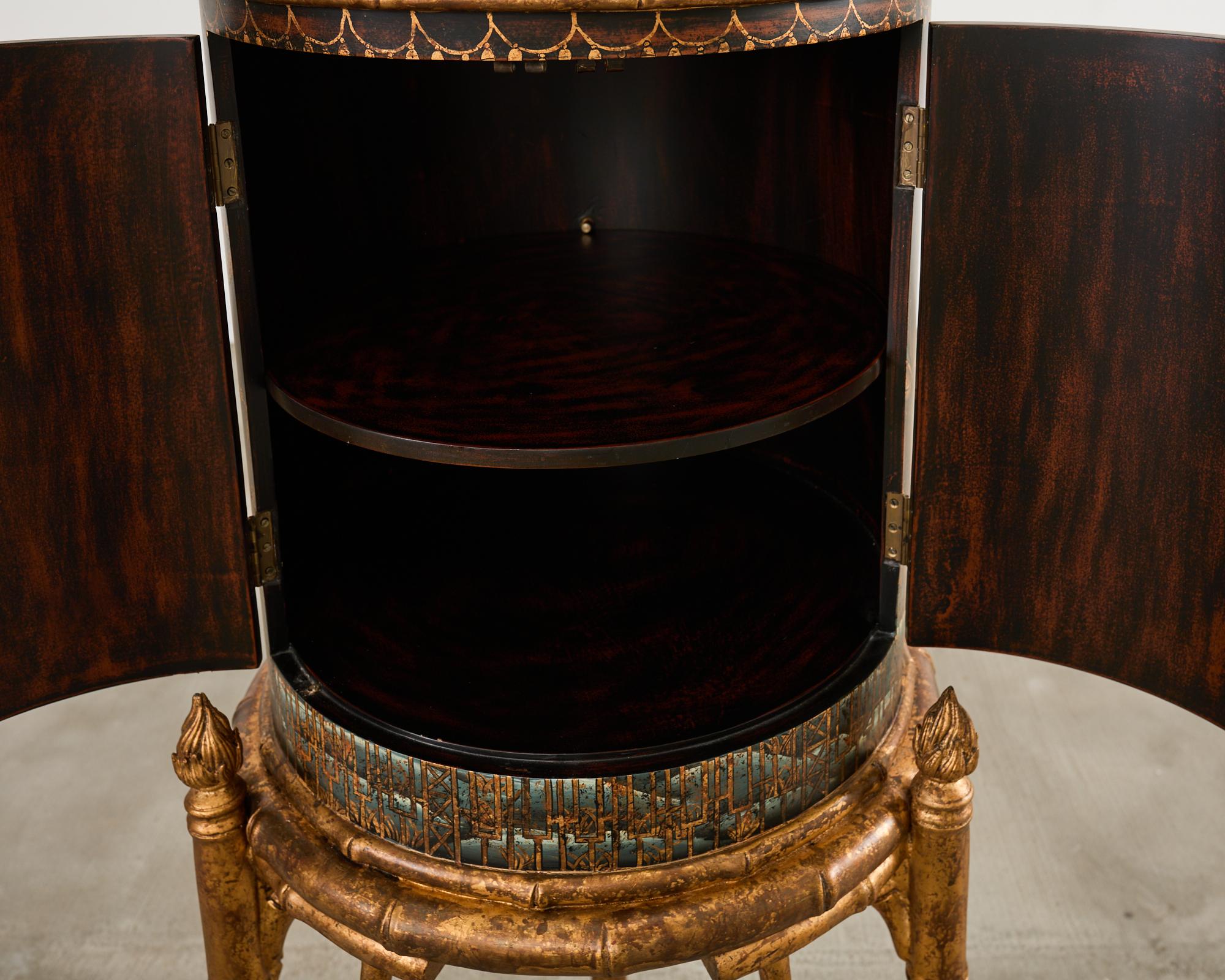 Meuble de bar sur stand en faux bambou décoré de Chinoiserie en vente 4
