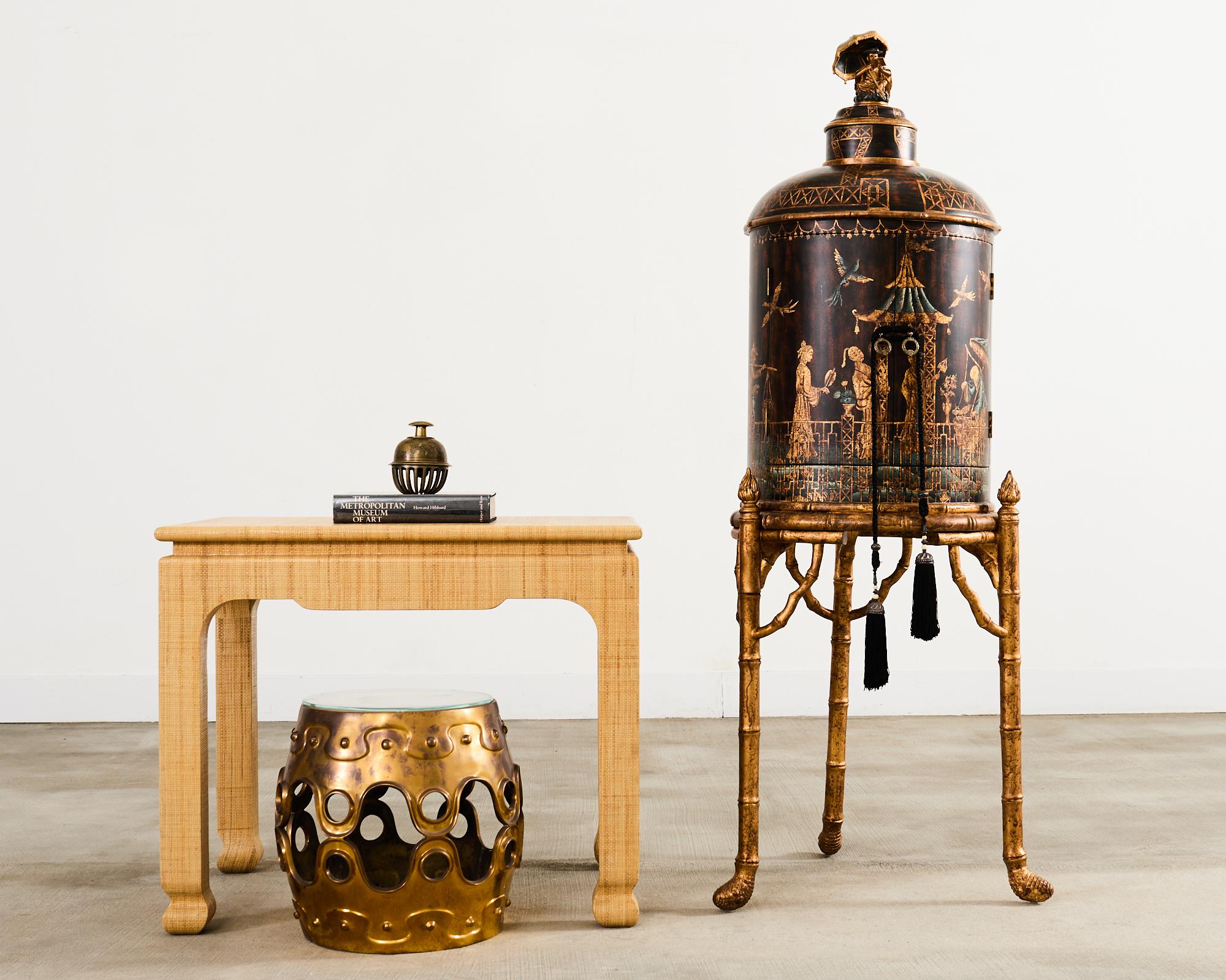 Fantastique meuble bar contemporain en faux bambou monté sur un socle doré orné de motifs asiatiques en chinoiserie. Le plateau cylindrique est fabriqué à partir de placages de bois et présente un dôme surmonté d'une figure asiatique lisant un livre