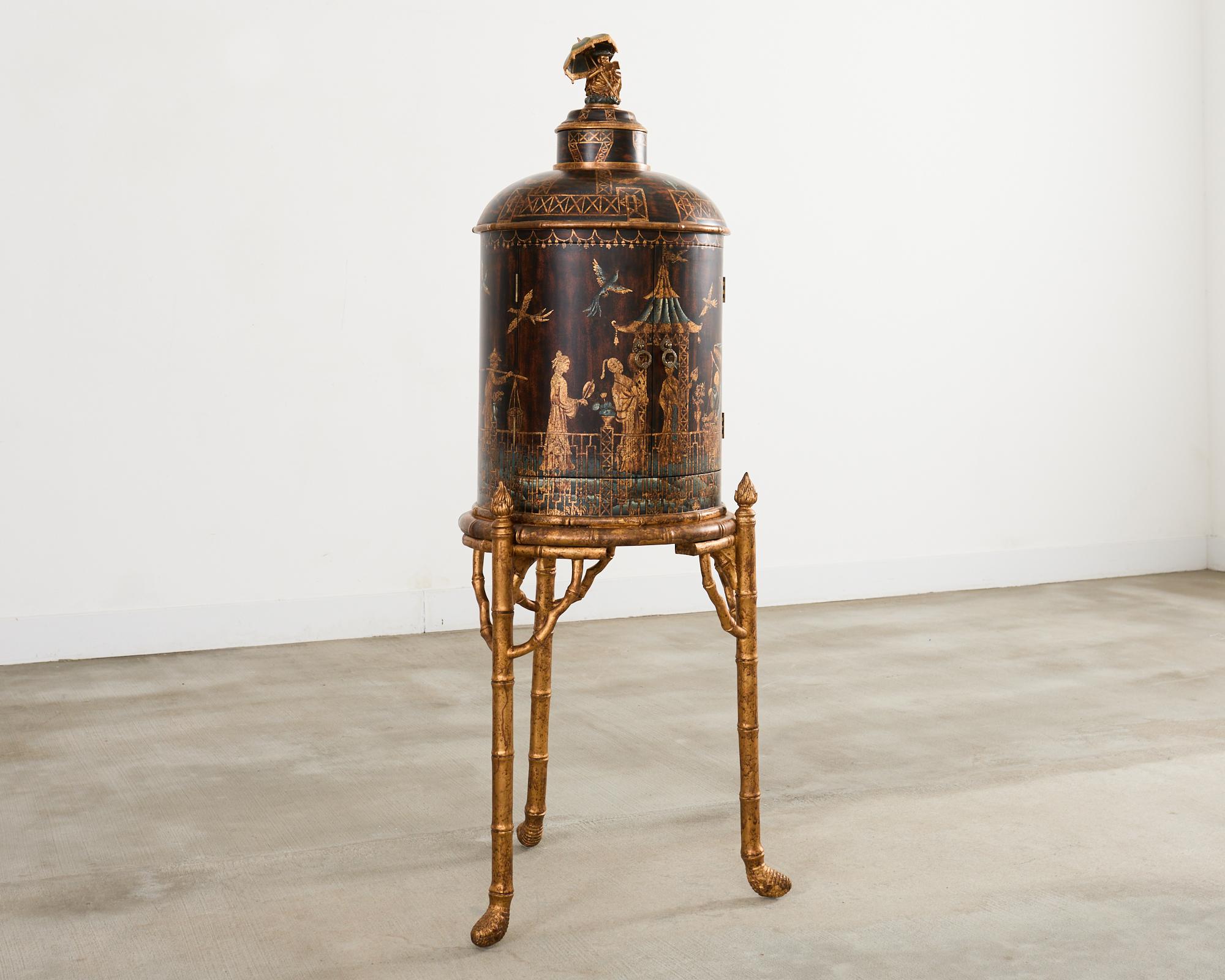 Doré Meuble de bar sur stand en faux bambou décoré de Chinoiserie en vente