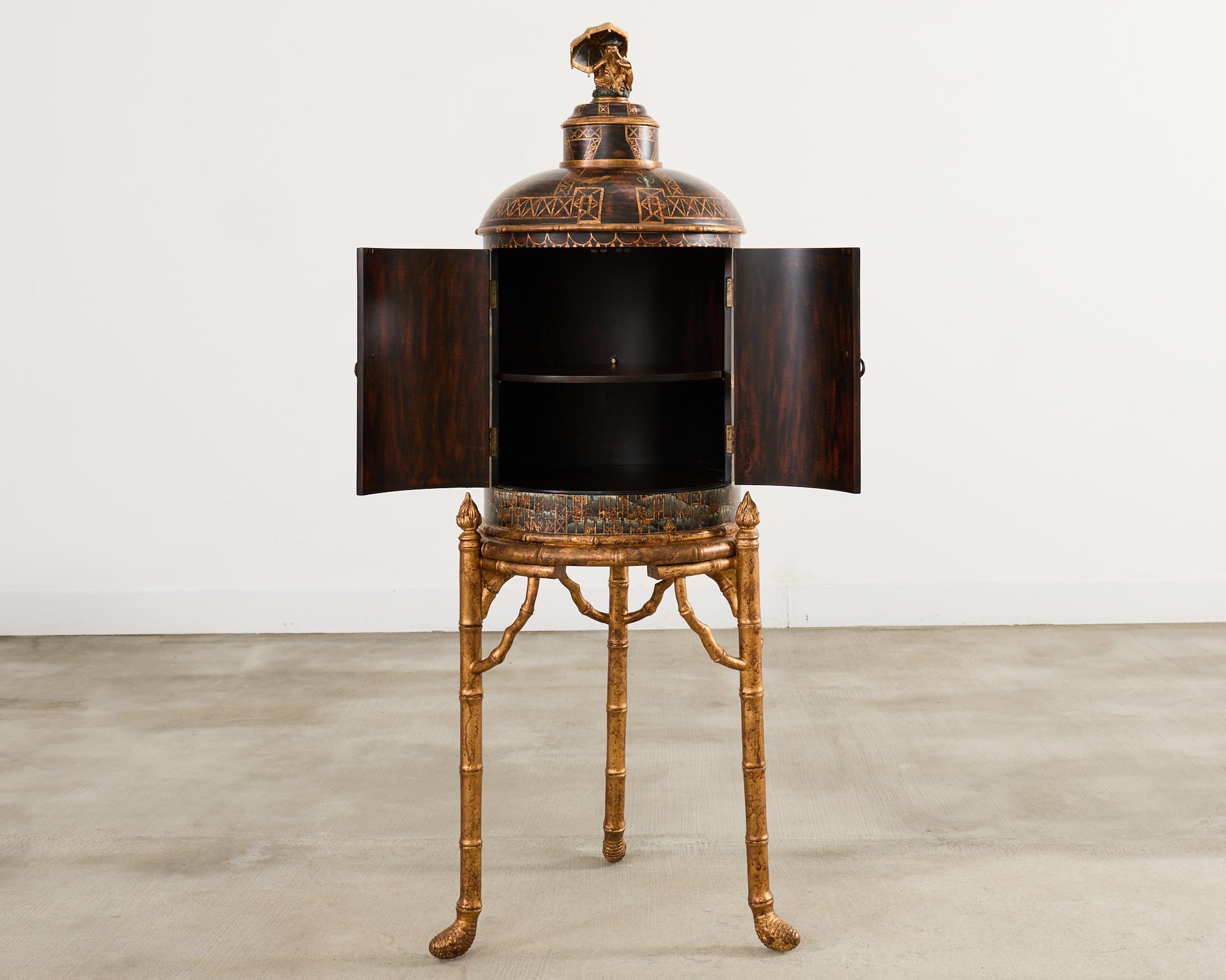 Meuble de bar sur stand en faux bambou décoré de Chinoiserie Bon état - En vente à Rio Vista, CA