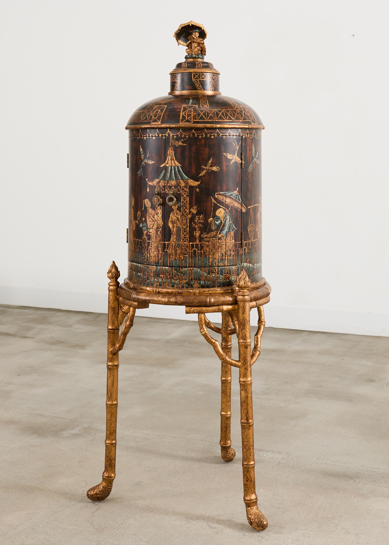 20ième siècle Meuble de bar sur stand en faux bambou décoré de Chinoiserie en vente