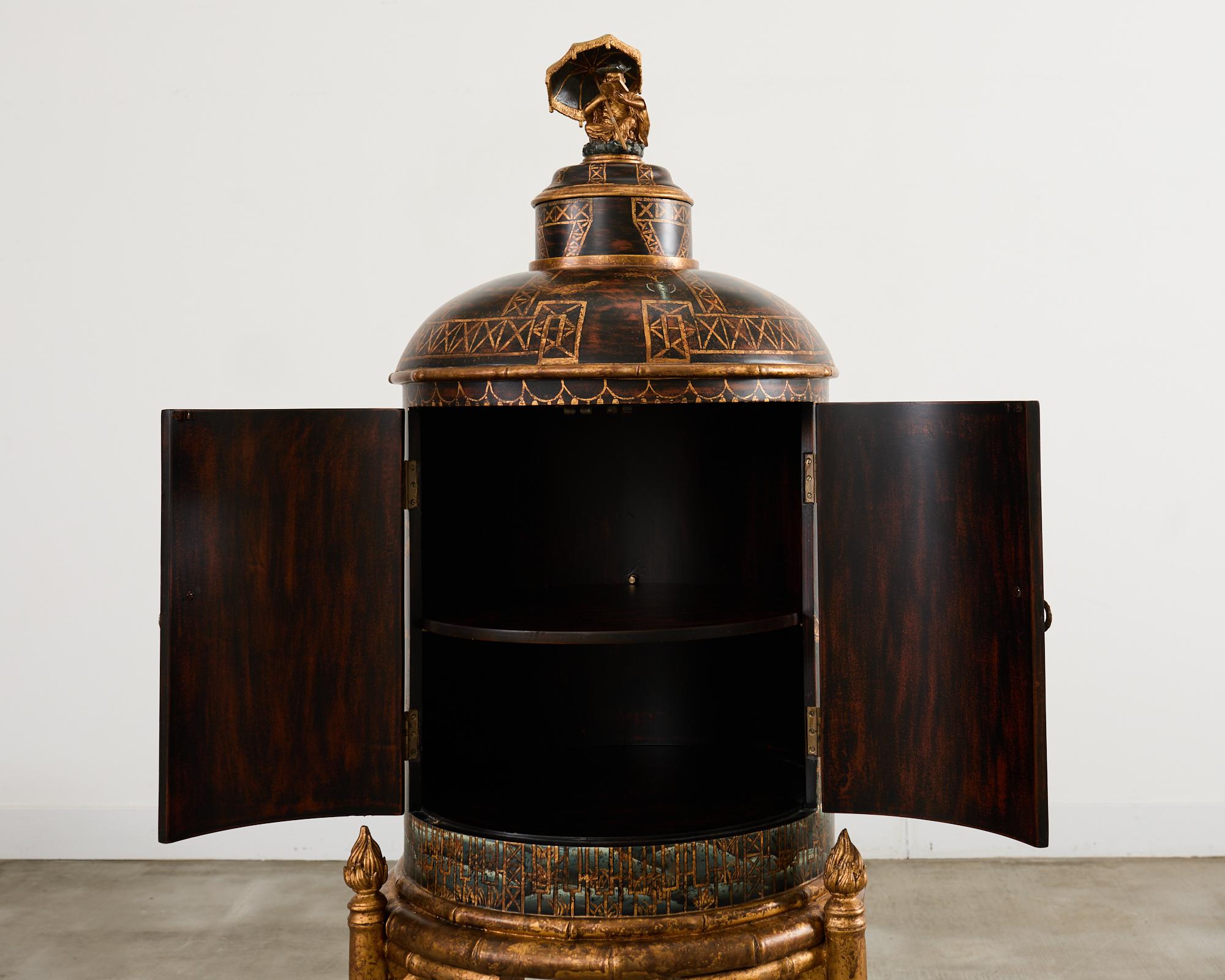 Laiton Meuble de bar sur stand en faux bambou décoré de Chinoiserie en vente