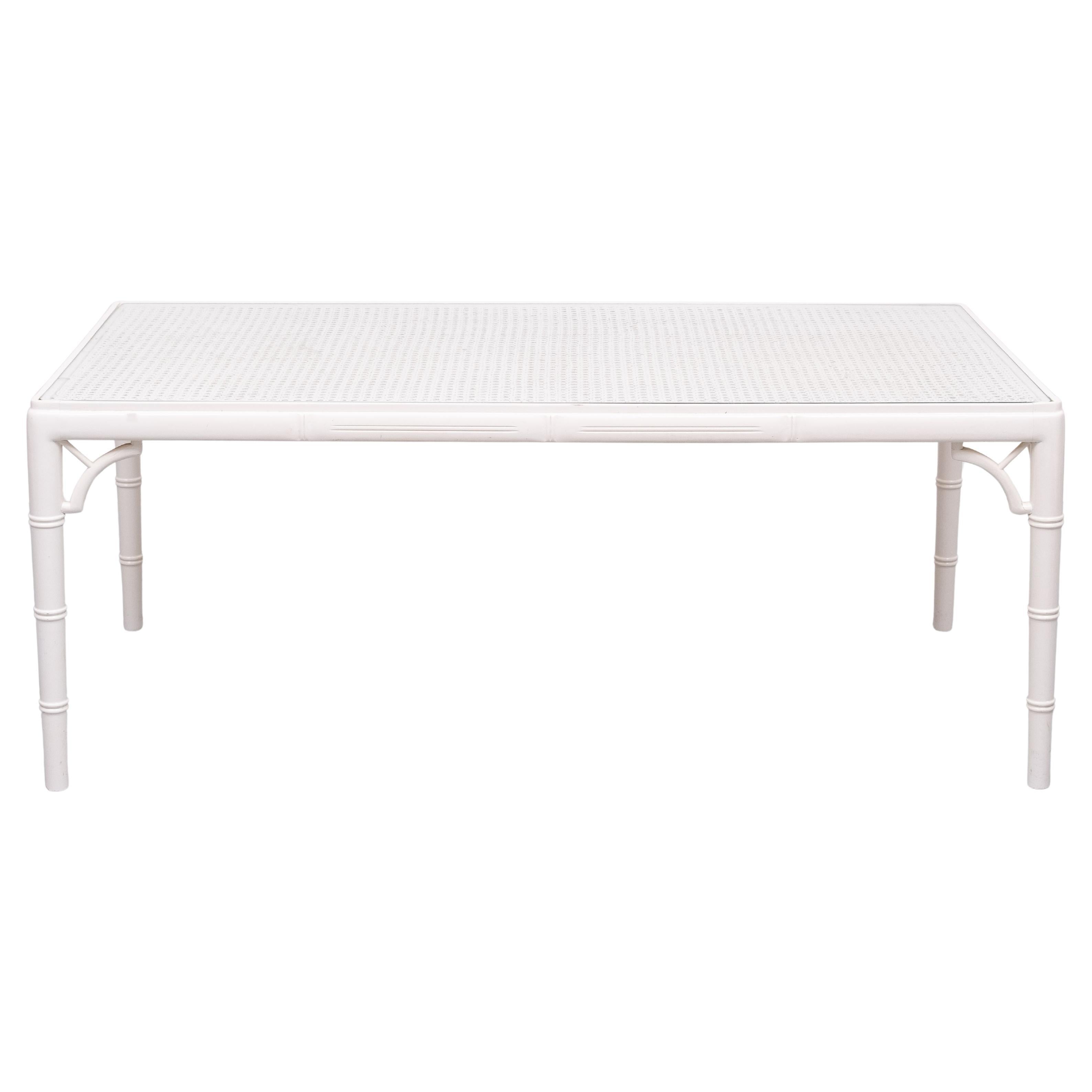 Bellissimo tavolino da caffè  La struttura in legno di finto bambù viene fornita con un
Piano in vimini .protetto da un piano in vetro  Colore bianco lucido, ho anche il divano e il tavolo abbinati, vedi foto. Ideale per il patio o per i mobili da