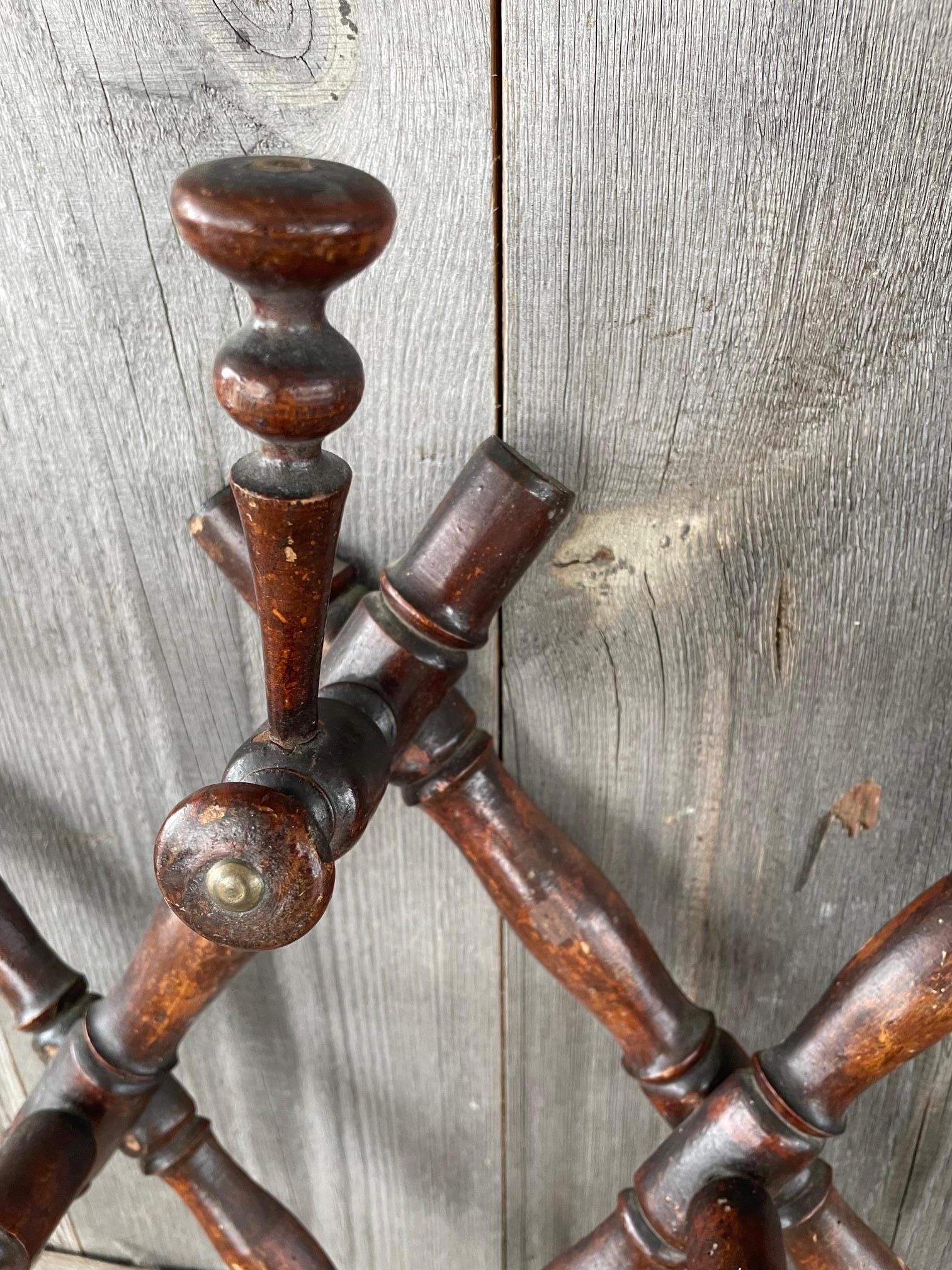 Coat rack and hat rack from the beginning of the century, beautiful patina of time and brass elements on the hooks.
Imitation faux bamboo in wood.