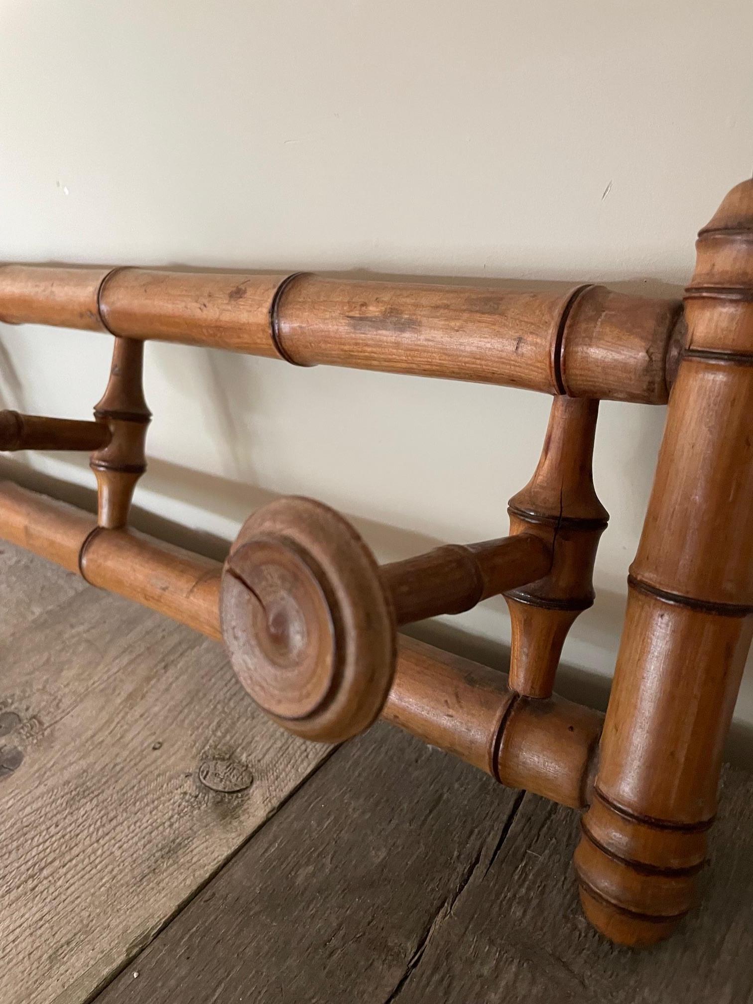 Appendiabiti in finto bambù in legno di frutta, molto ben rifinito su entrambi i lati, i ganci sono mobili e possono essere ripiegati.