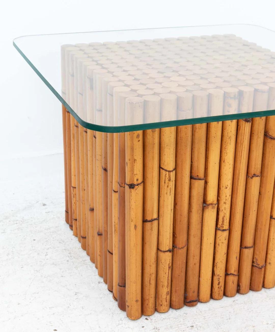Table basse à base de bois et plateau de verre en faux bambou. Le verre a de jolis coins arrondis pour plus de sécurité. Quelques rayures sur le verre dues à l'âge et à l'utilisation. Bon état général utilisable. La base peut être expédiée par UPS.