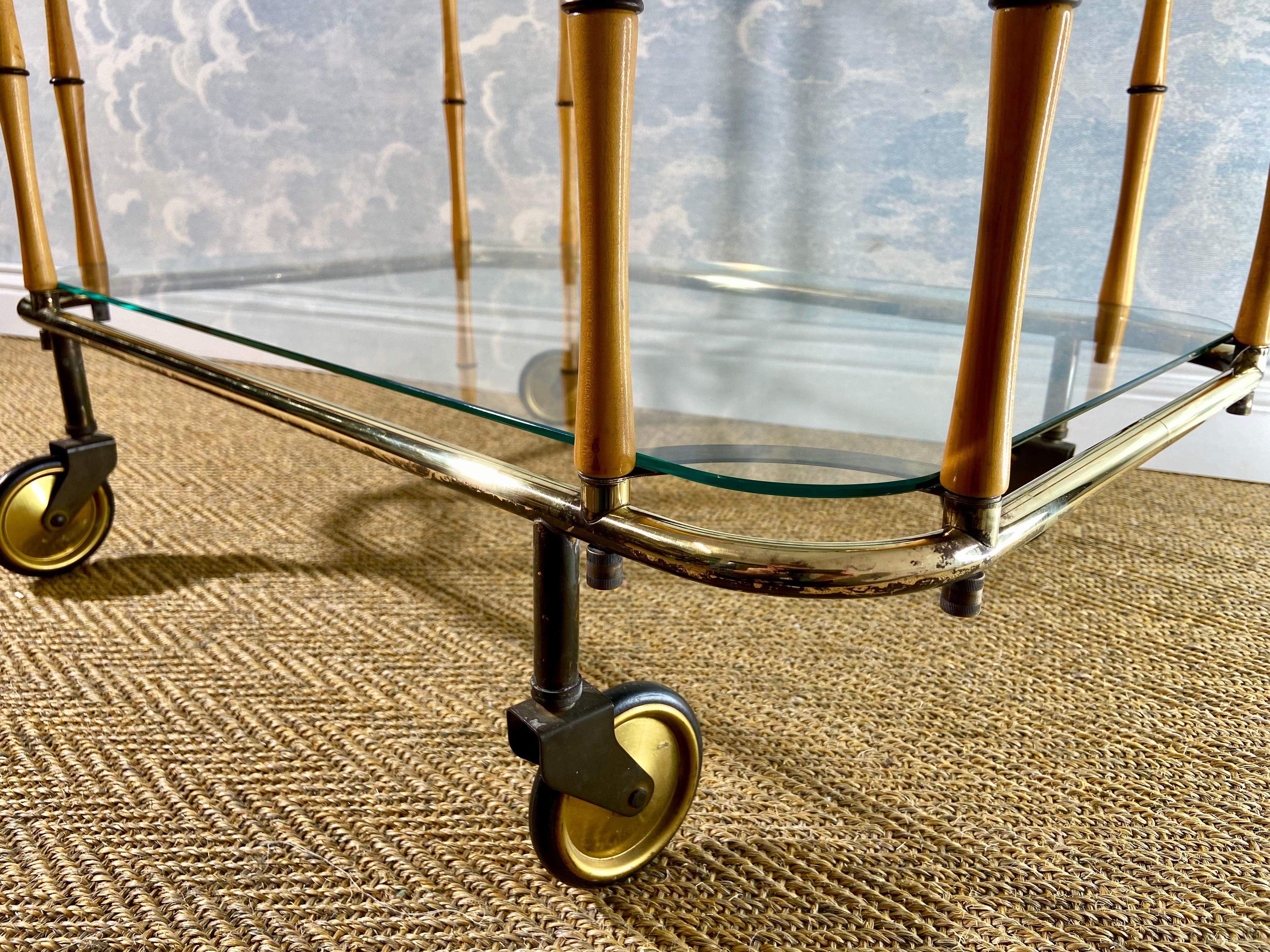 Chariot de cocktail en faux bambou, table d'appoint, attr. Maison Jansen, France, années 1960 en vente 3