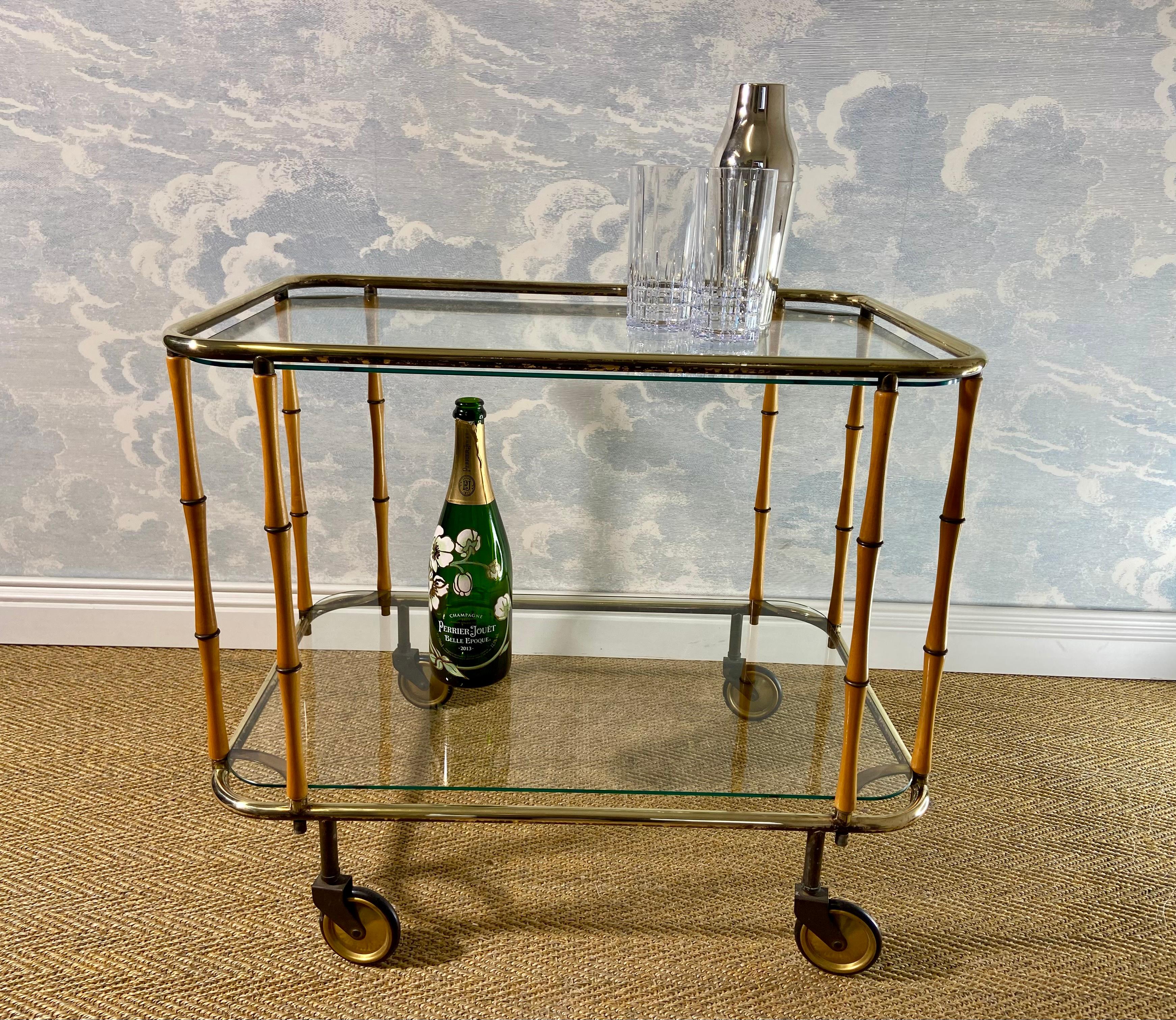 Chariot de cocktail en faux bambou, table d'appoint, attr. Maison Jansen, France, années 1960 en vente 4