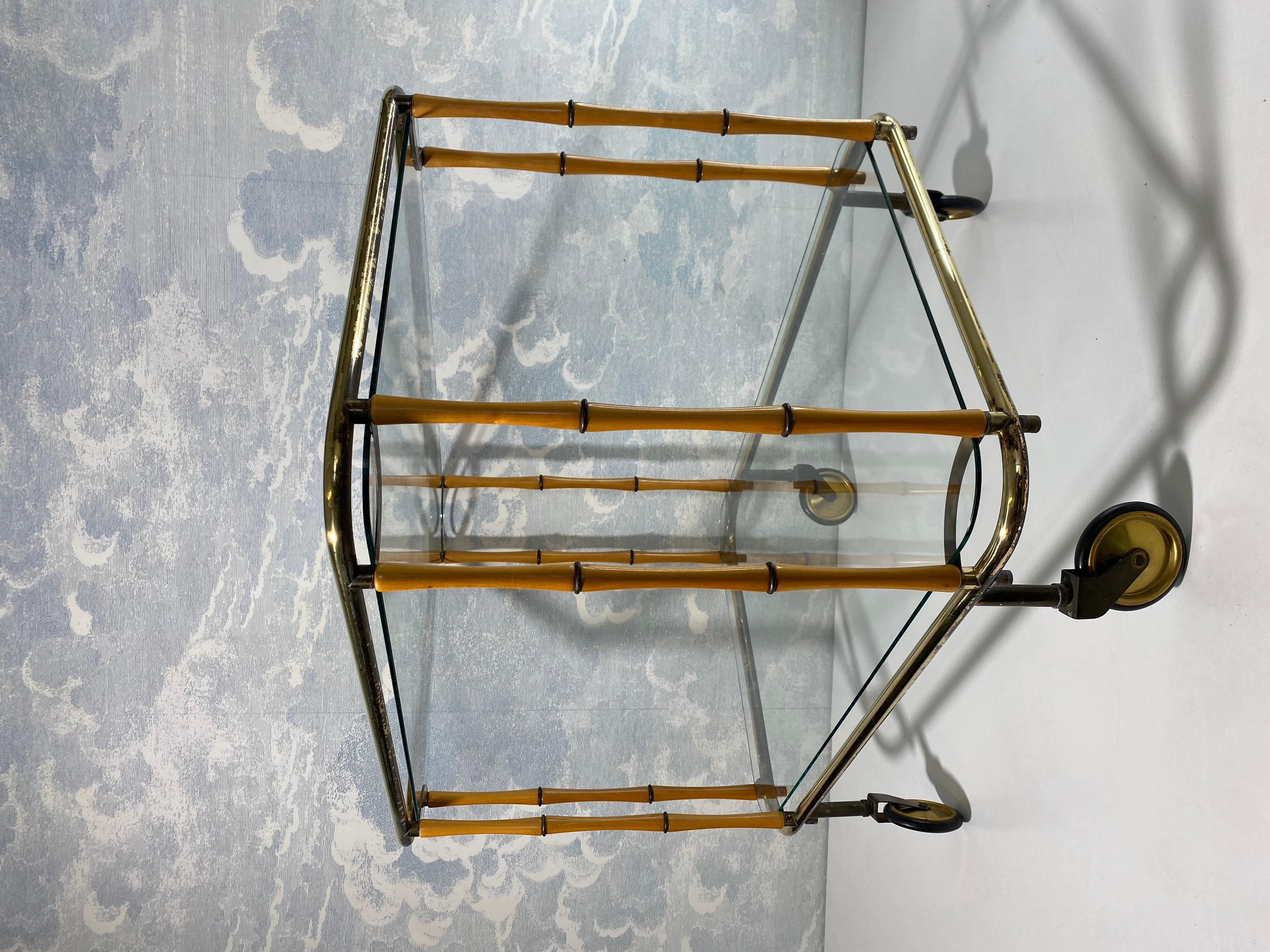 Mid-Century Modern Chariot de cocktail en faux bambou, table d'appoint, attr. Maison Jansen, France, années 1960 en vente