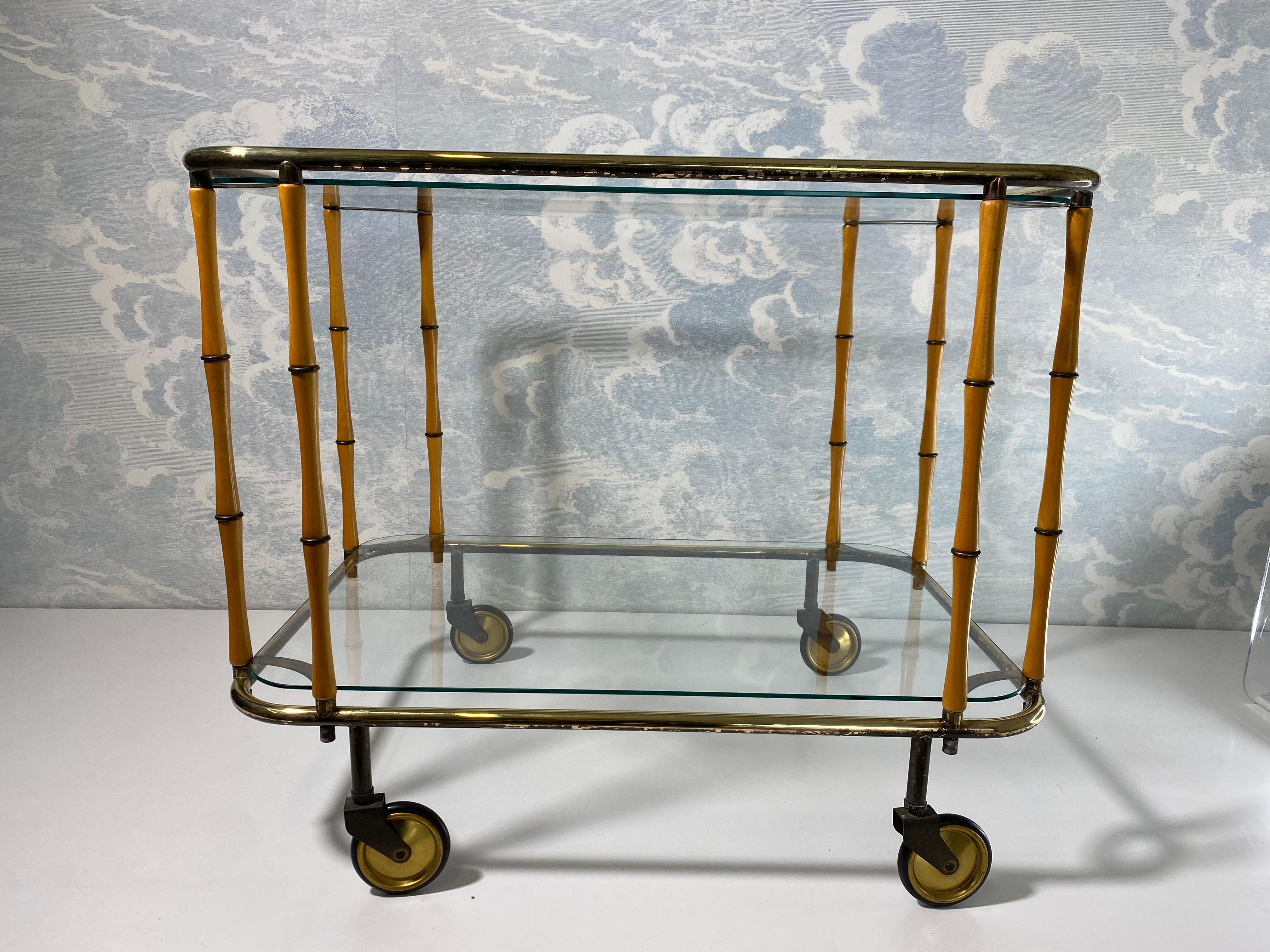 Français Chariot de cocktail en faux bambou, table d'appoint, attr. Maison Jansen, France, années 1960 en vente