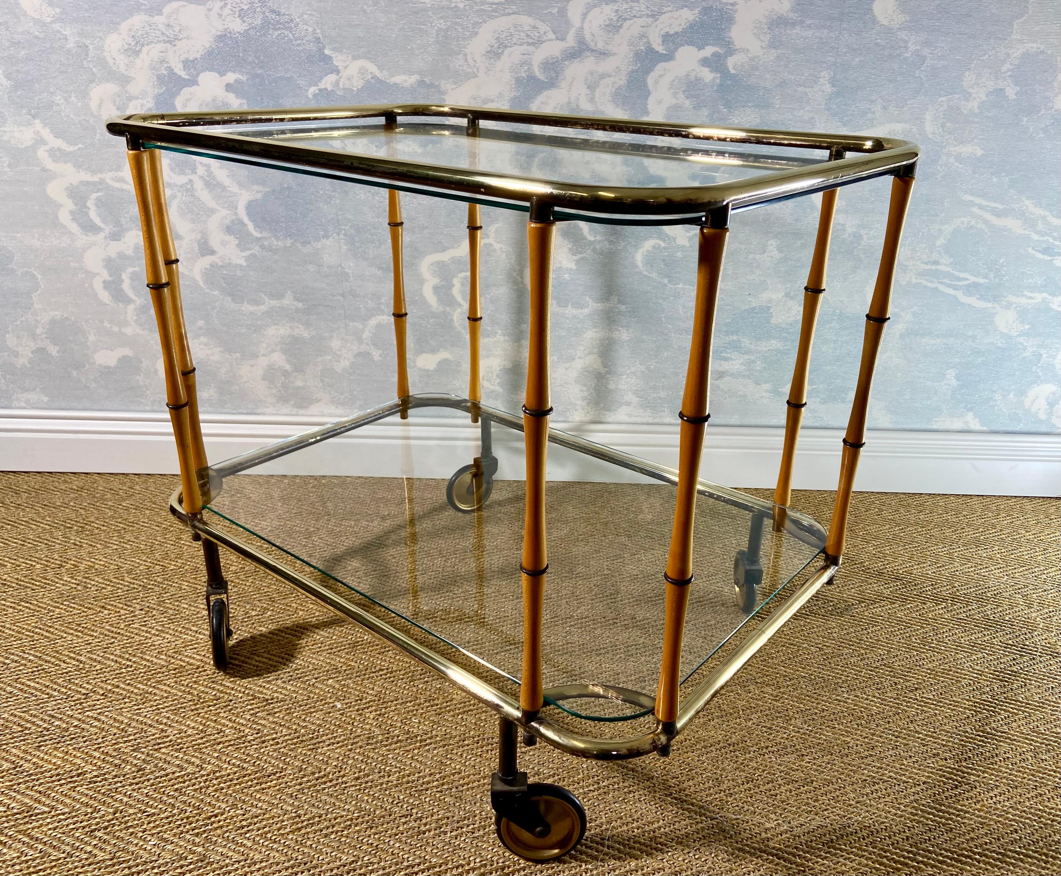 Laiton Chariot de cocktail en faux bambou, table d'appoint, attr. Maison Jansen, France, années 1960 en vente