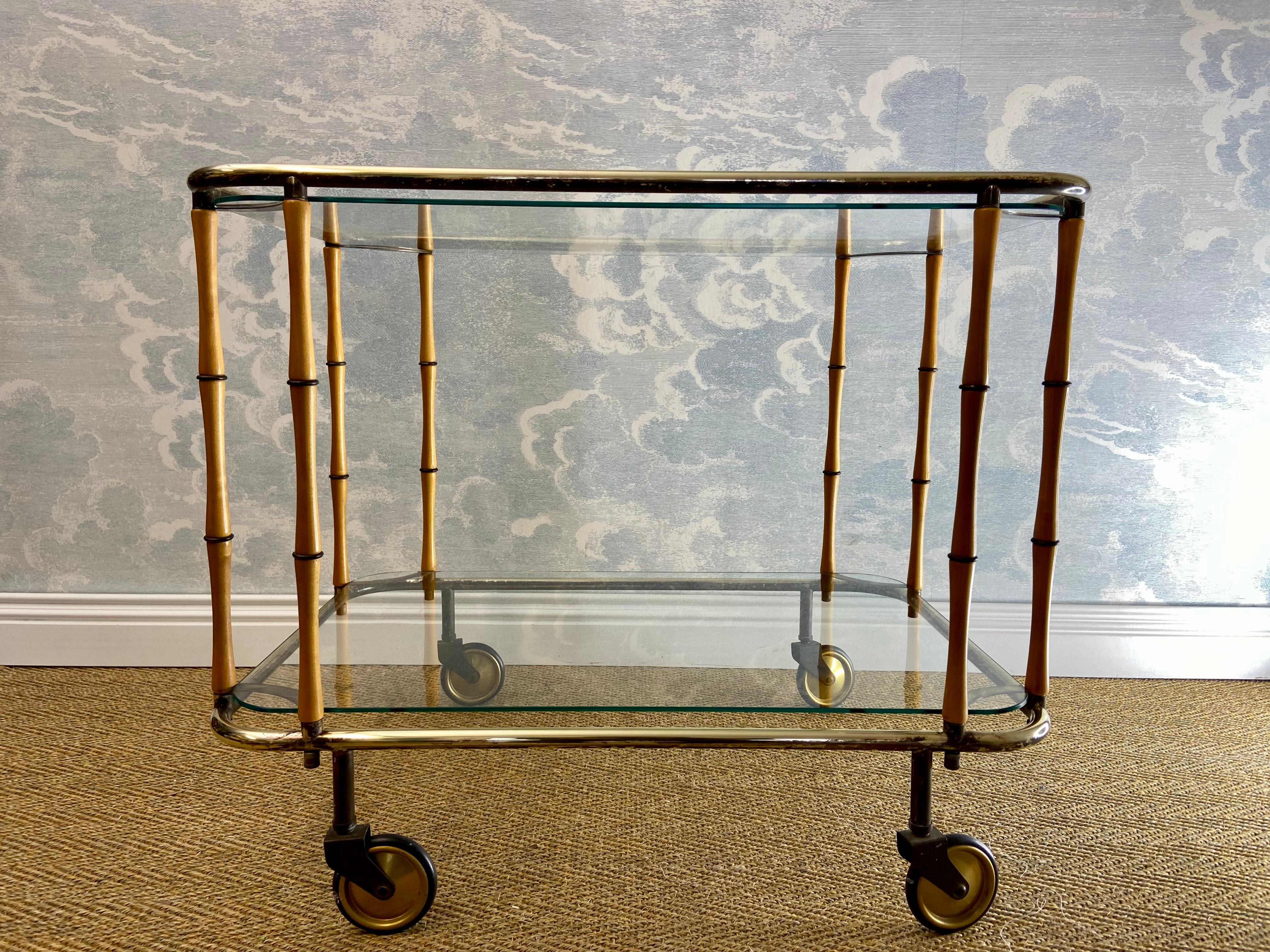 Chariot de cocktail en faux bambou, table d'appoint, attr. Maison Jansen, France, années 1960 en vente 1