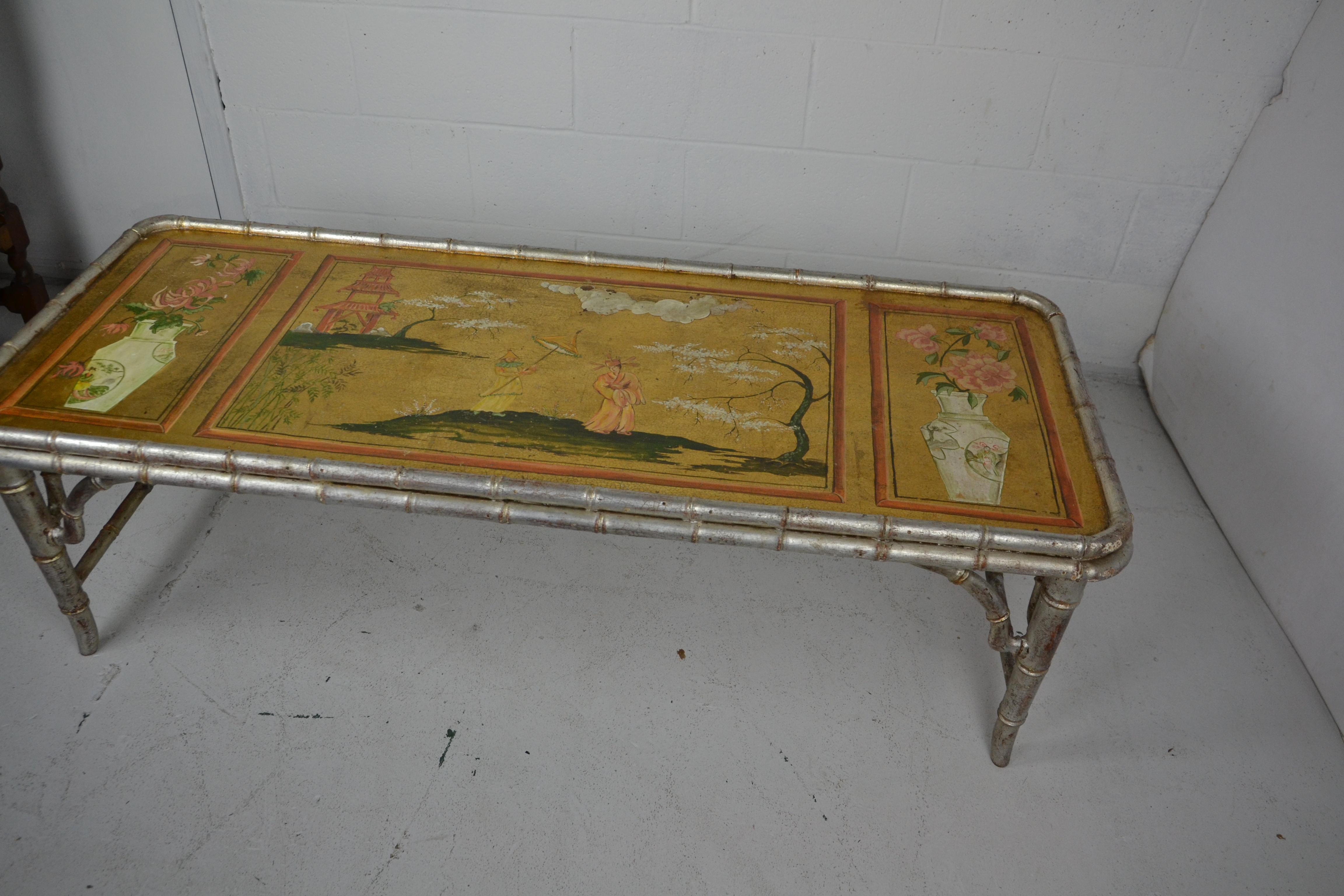 Mid Century Faux Bamboo Couchtisch mit Chinoiserie Platte im Angebot 1