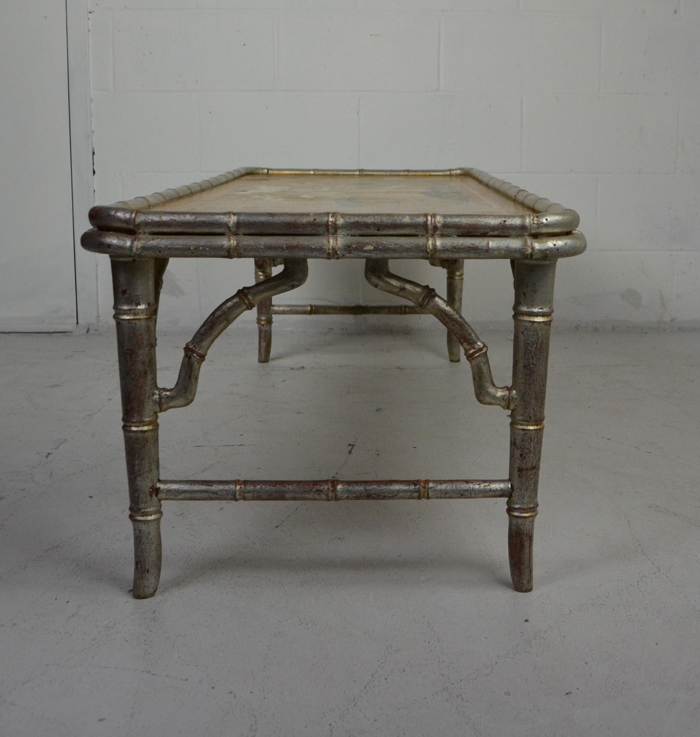 Mid Century Faux Bamboo Couchtisch mit Chinoiserie Platte im Angebot 2