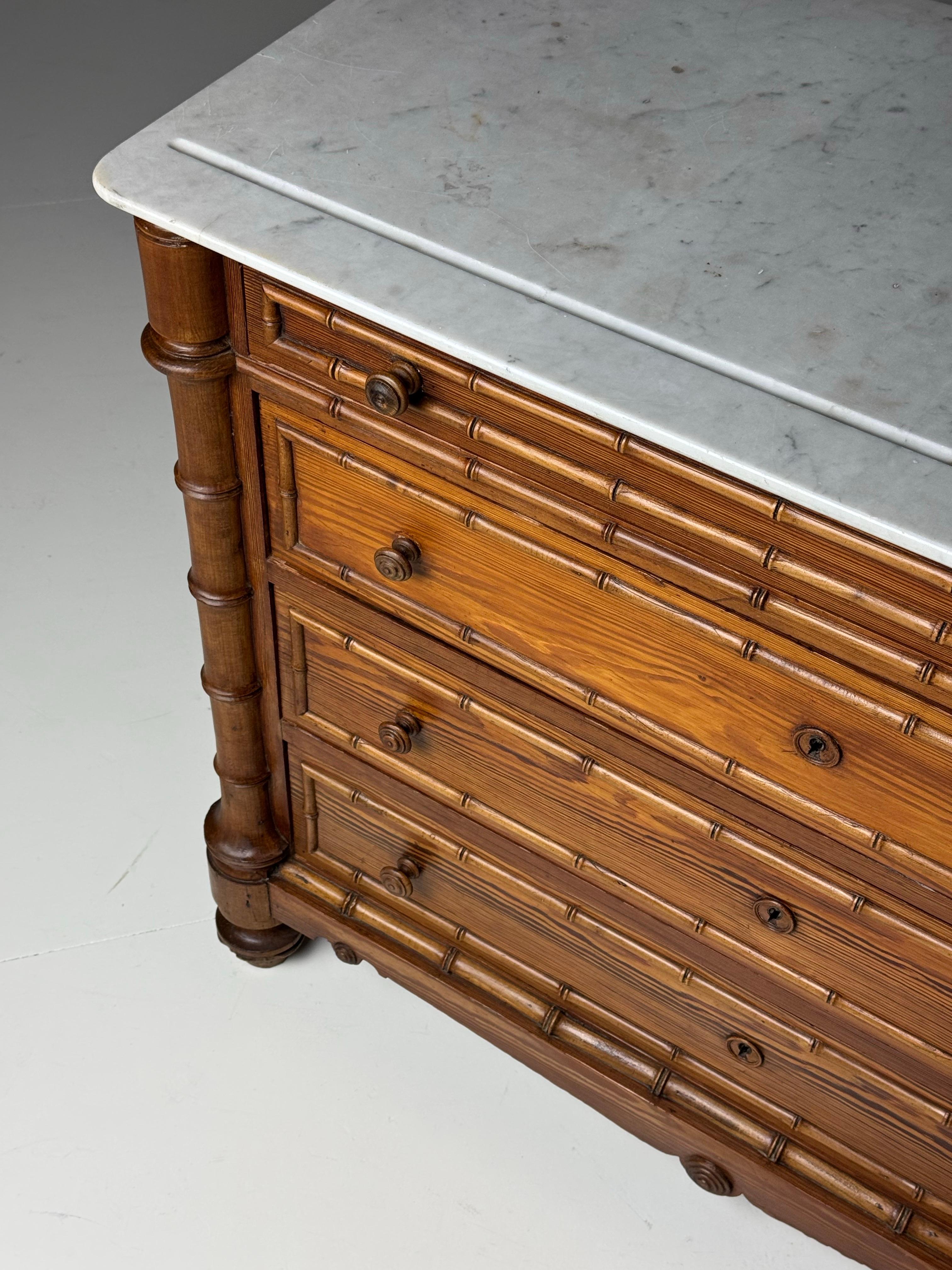 Cómoda de bambú sintético 1900 Mármol en venta