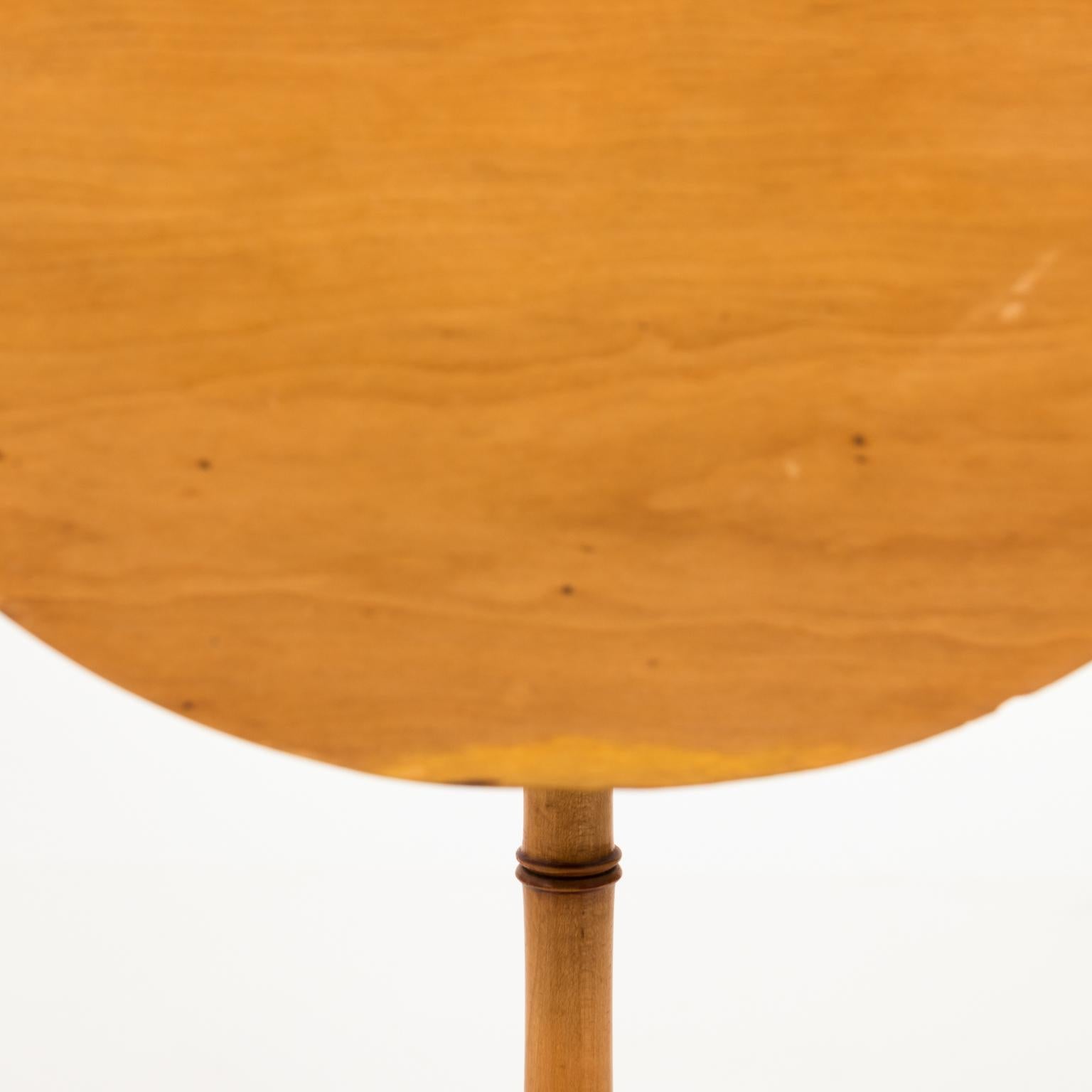 Mid-20th century faux bamboo drop-leaf clover shape side table with bottom shelf.
 