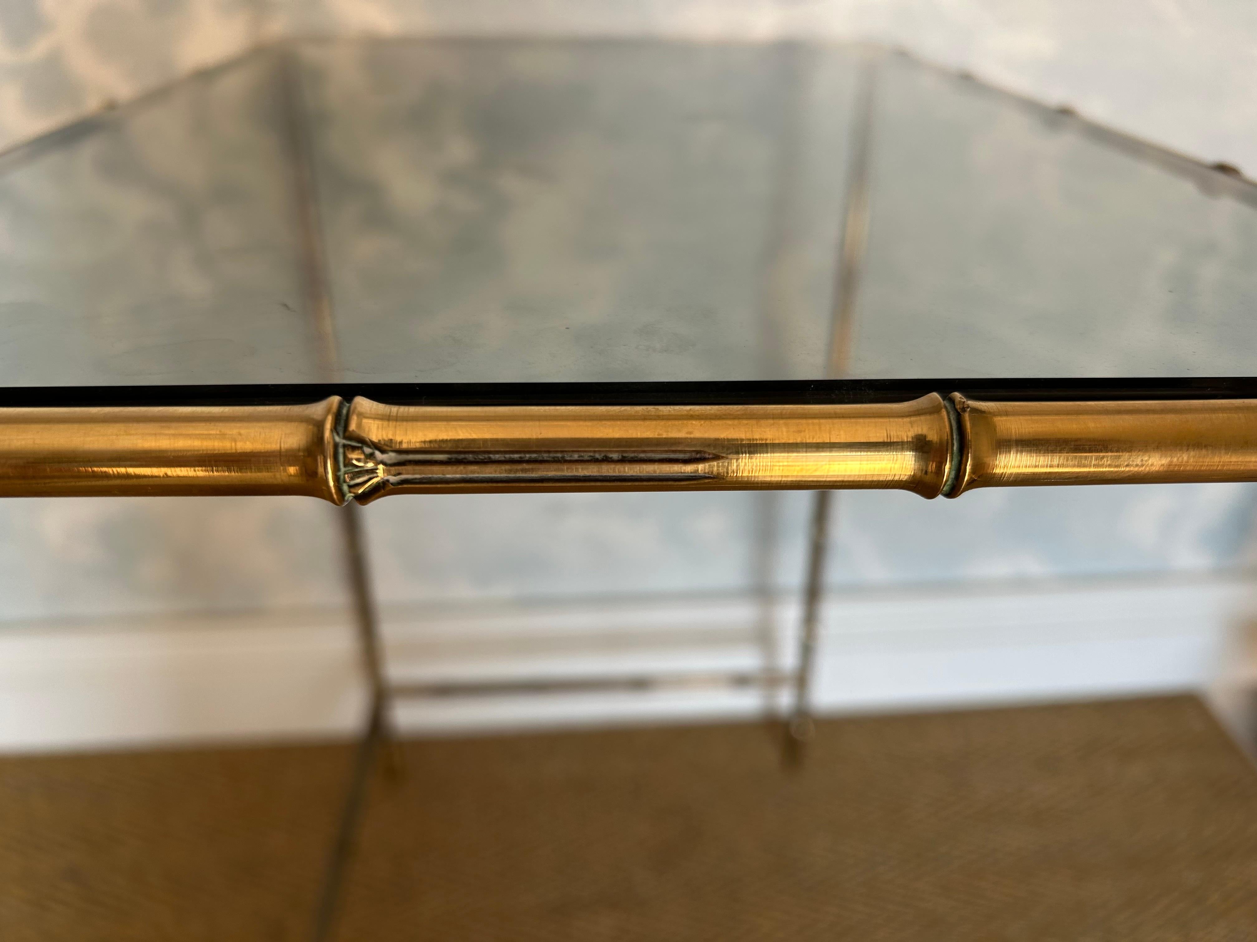 Tavolino in finto bambù con vetro fumé su struttura in ottone, stile Maison Jansen in vendita 4