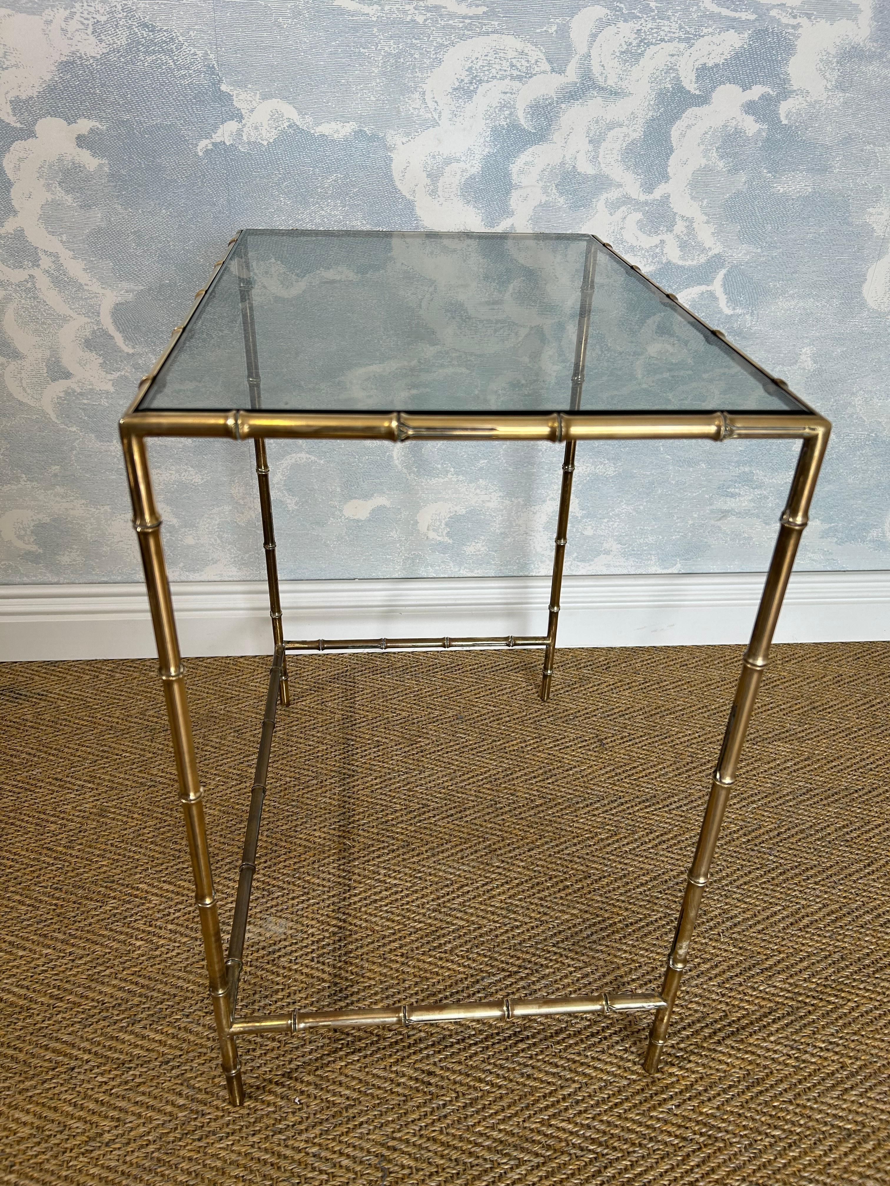 Eleganza, stile, design e cura dei dettagli: questo tavolino brilla di un'eleganza senza tempo.

Questo tavolo proviene probabilmente dalla Francia degli anni '70 e ricorda soprattutto i lavori della Maison Jansen, considerata la prima azienda di